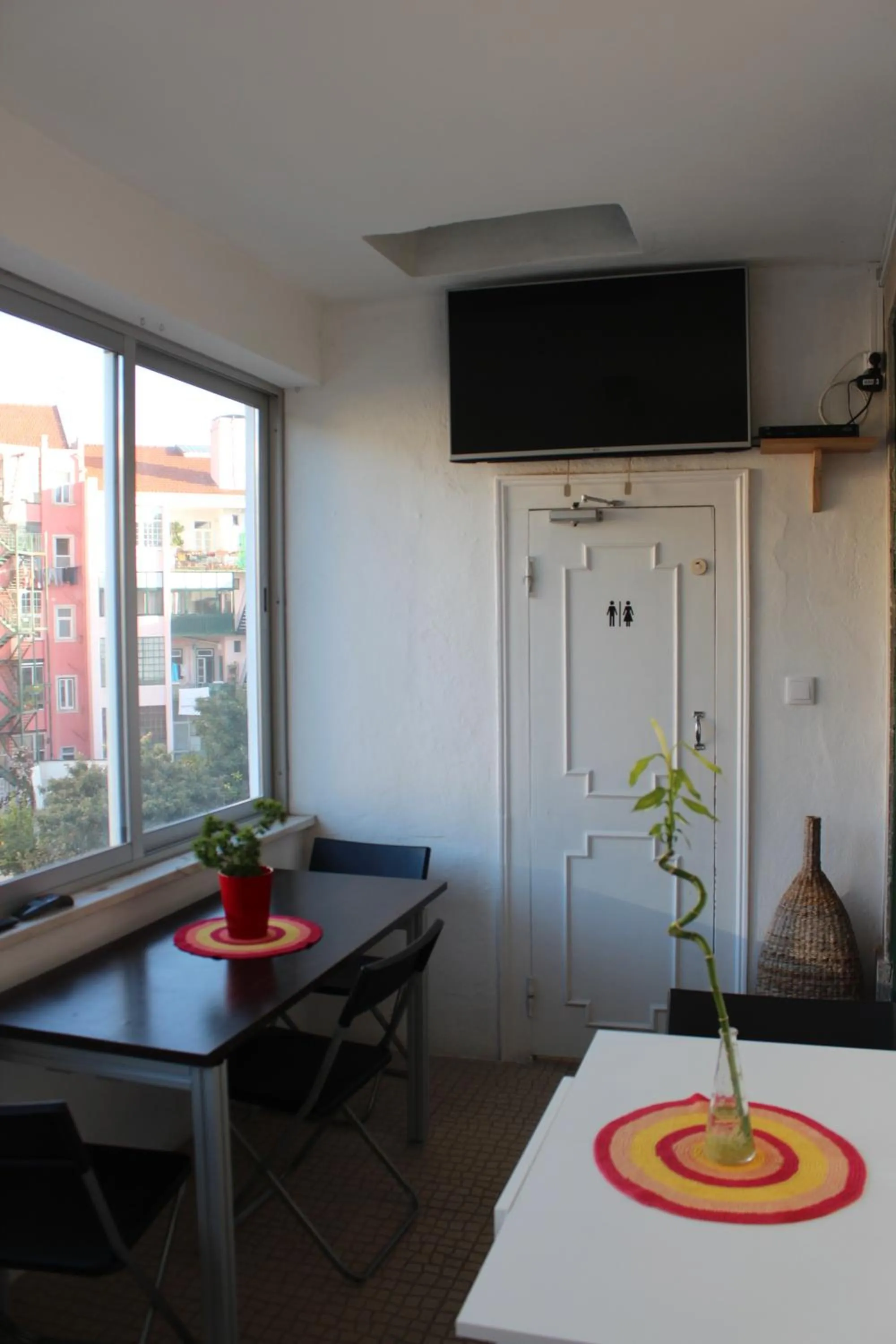 Communal lounge/ TV room in Hostel Seven Hills