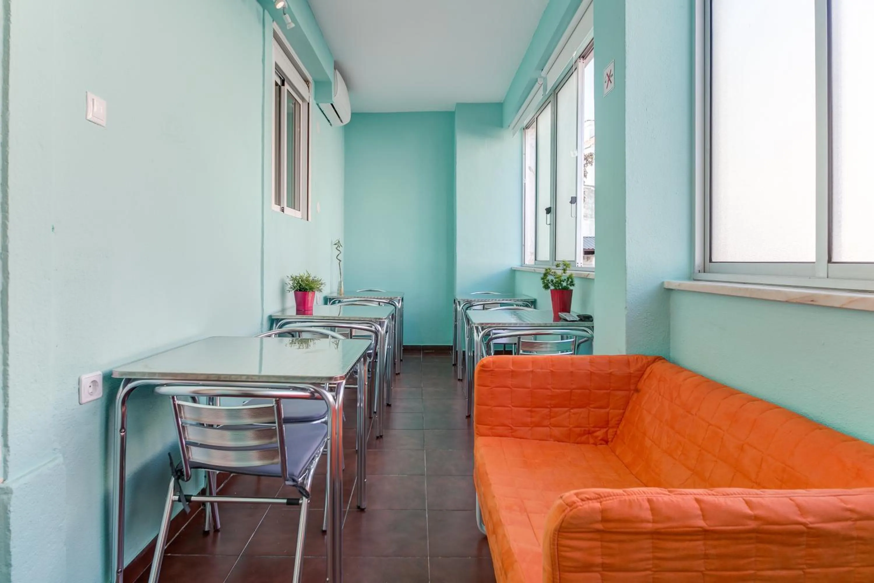 Communal lounge/ TV room in Hostel Seven Hills