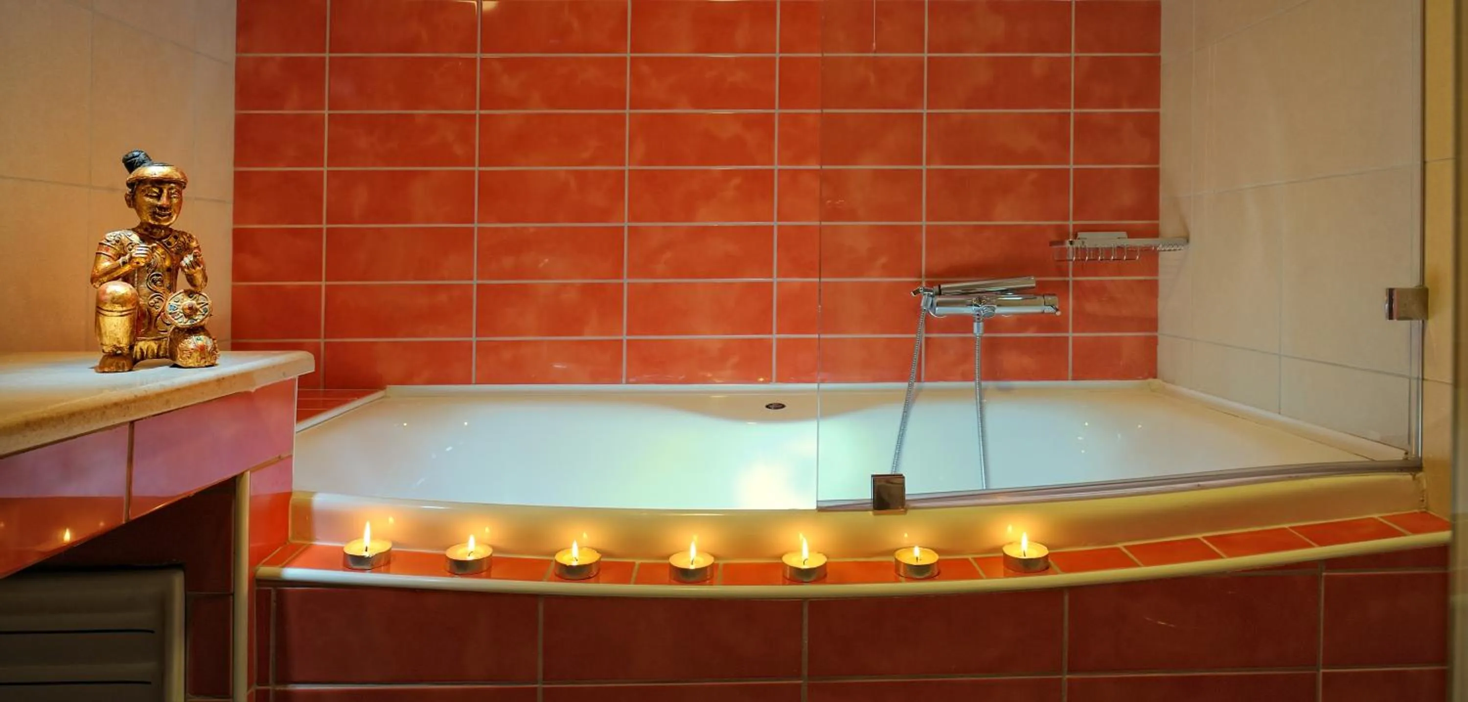 Bathroom in Royal Heights Resort Villas & Spa