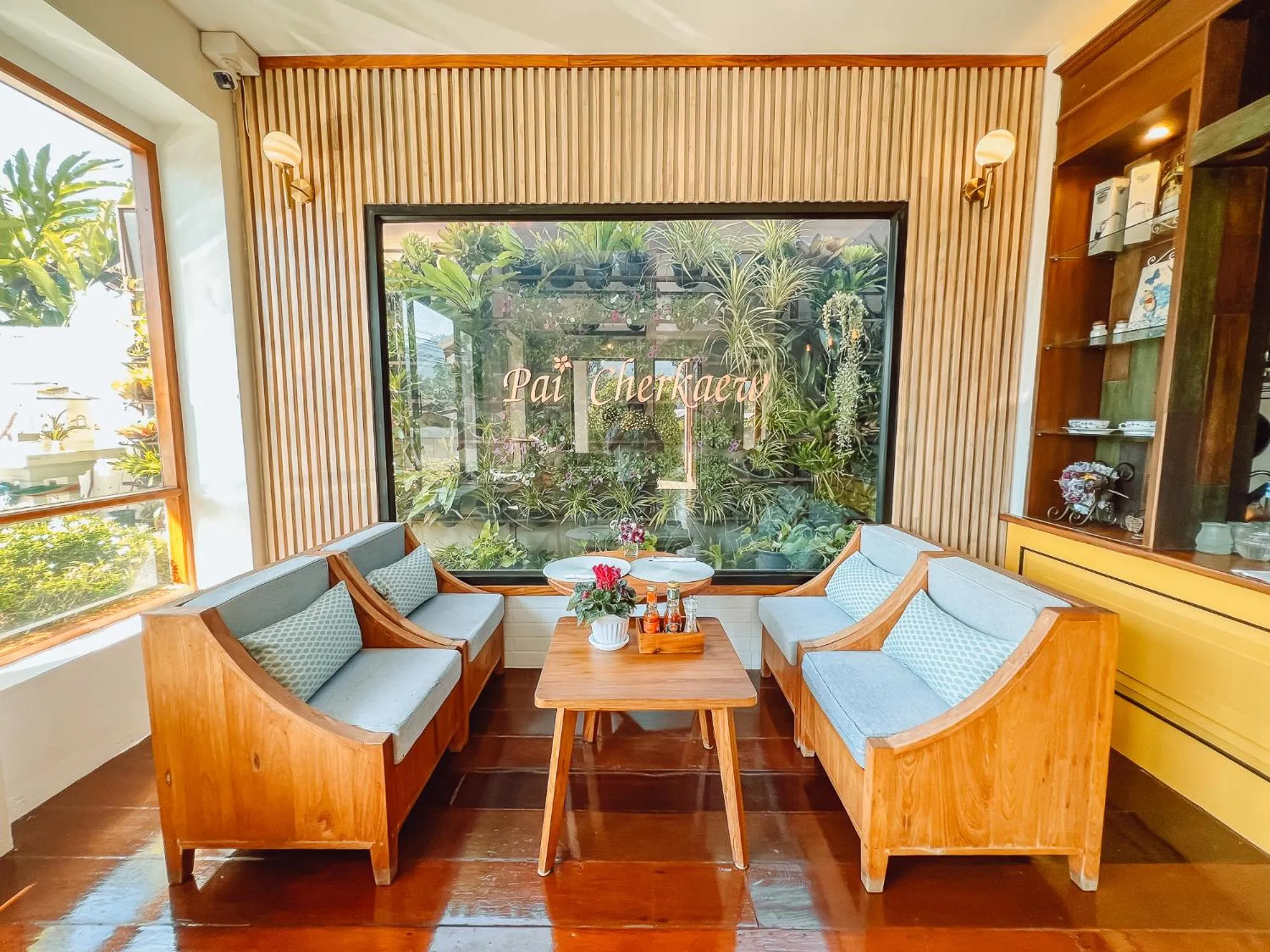 Restaurant/places to eat in Pai Cherkaew Boutique House