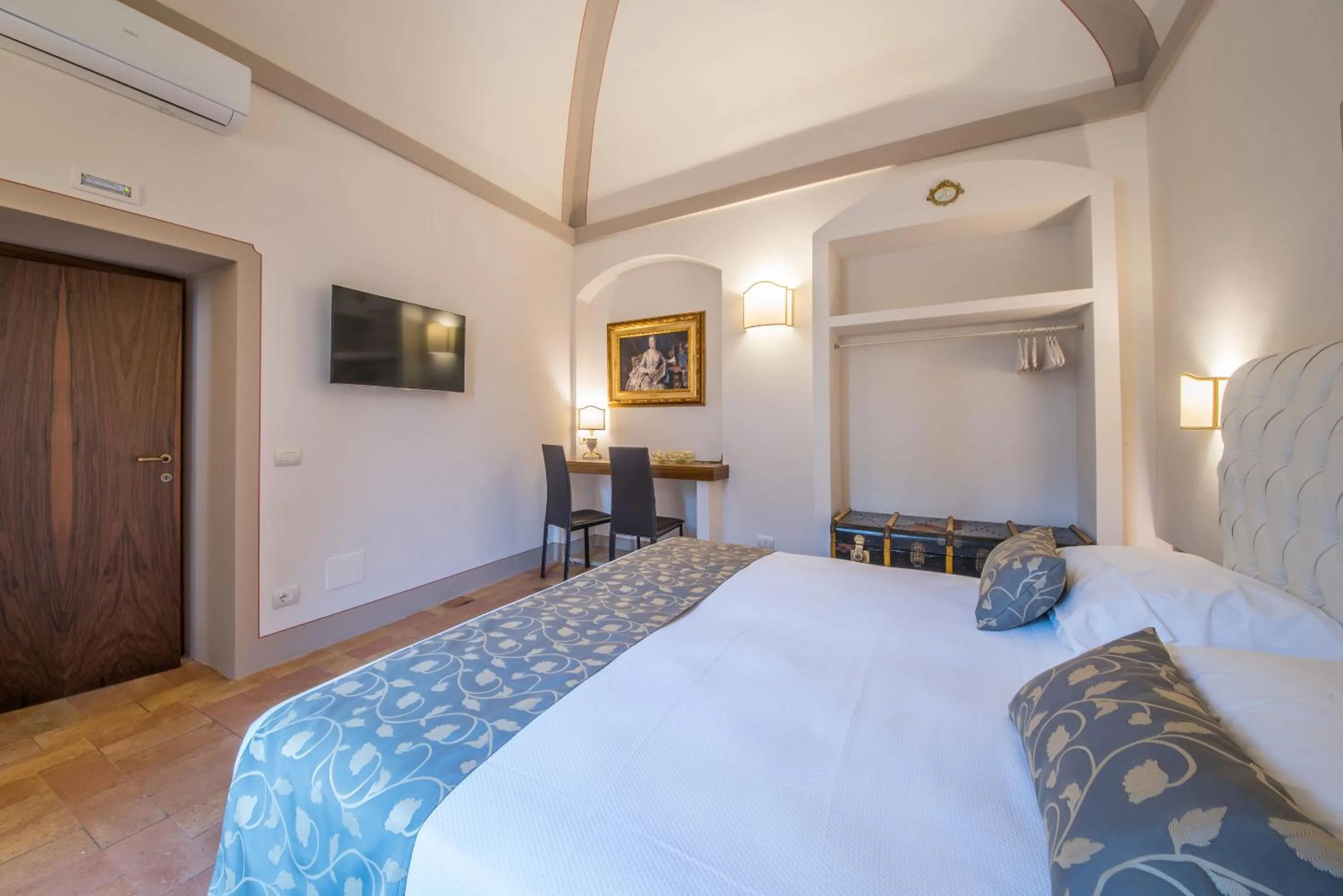 Photo of the whole room, Bed in Suite Assisi