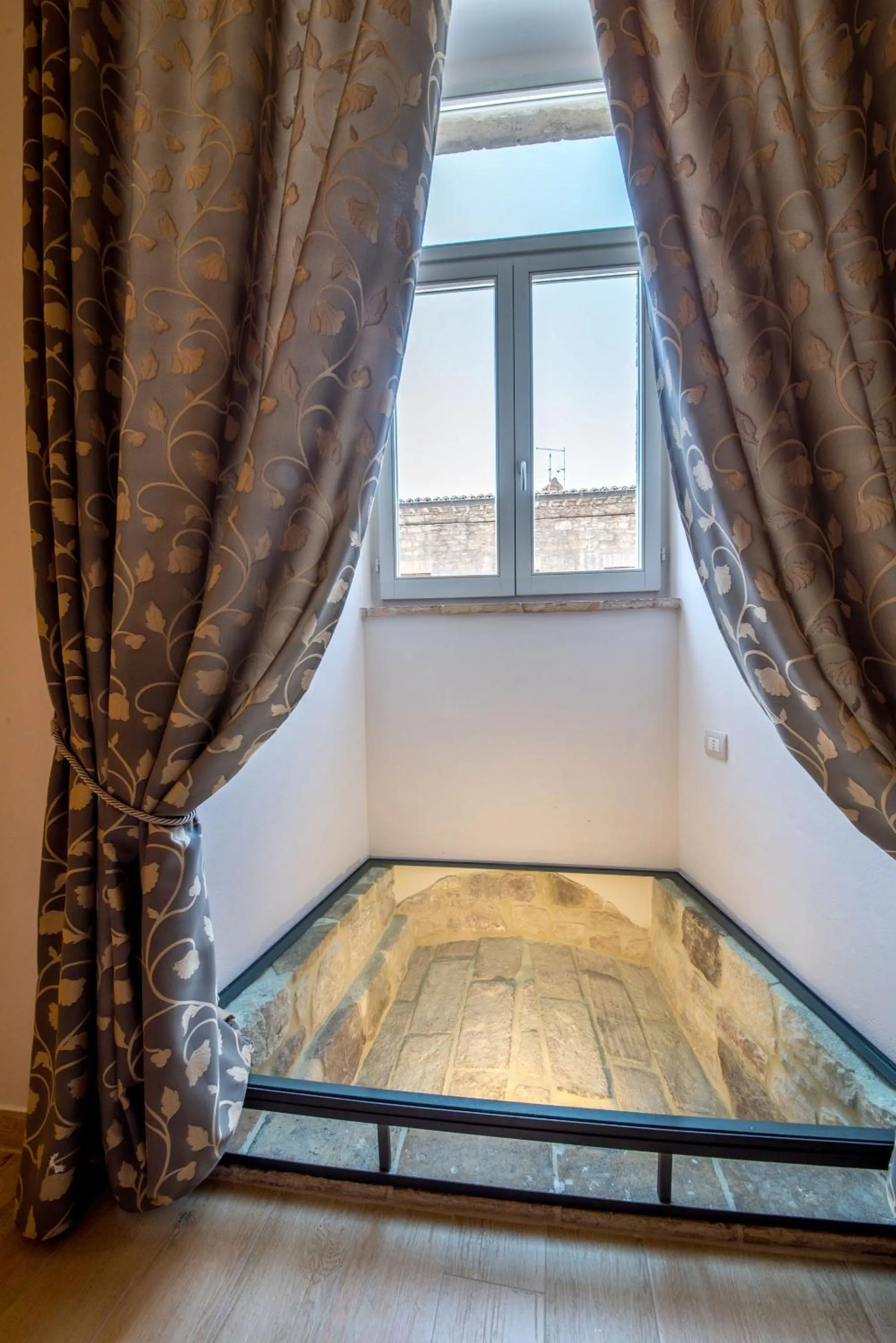 Decorative detail, Bed in Suite Assisi