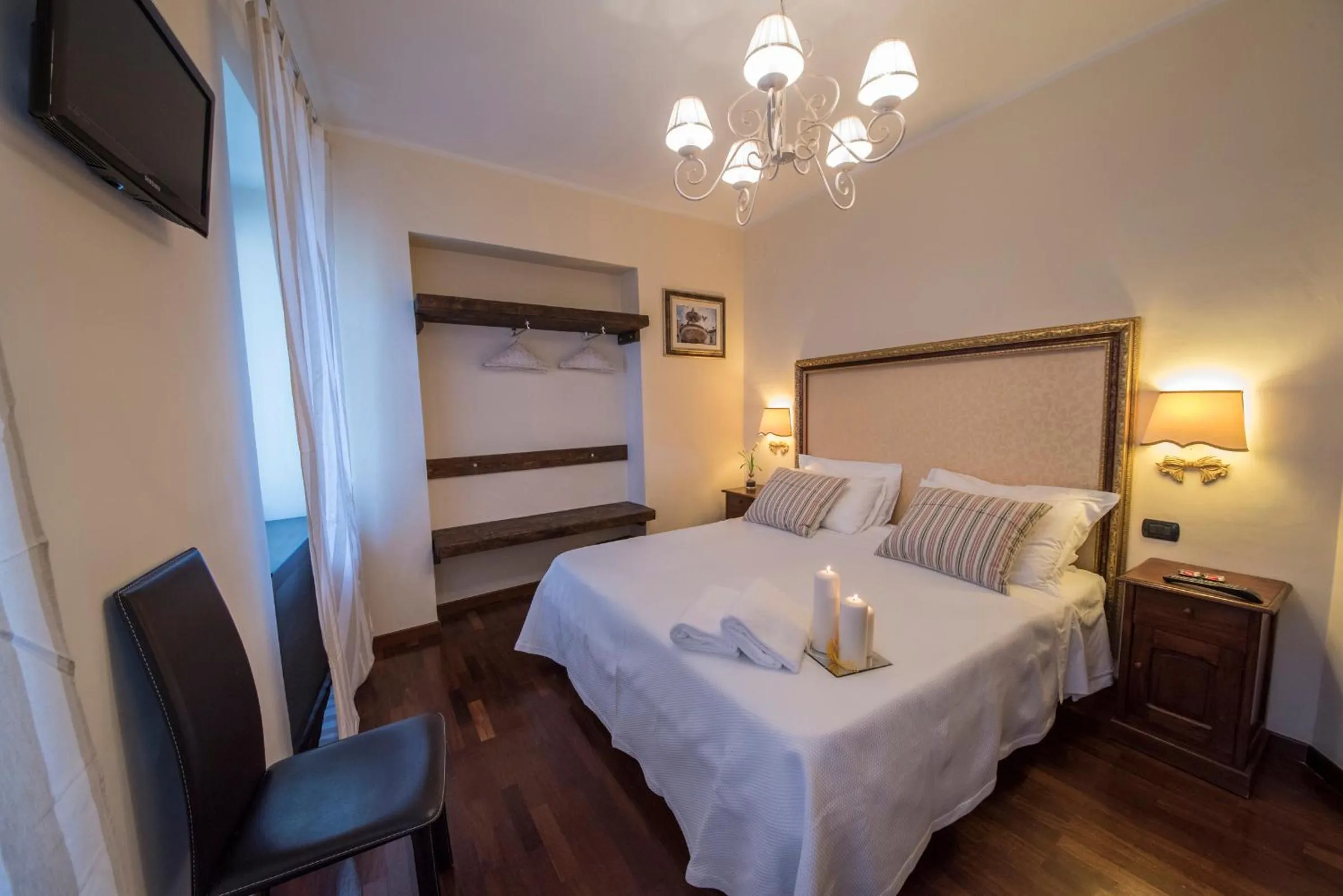 Photo of the whole room, Bed in Suite Assisi