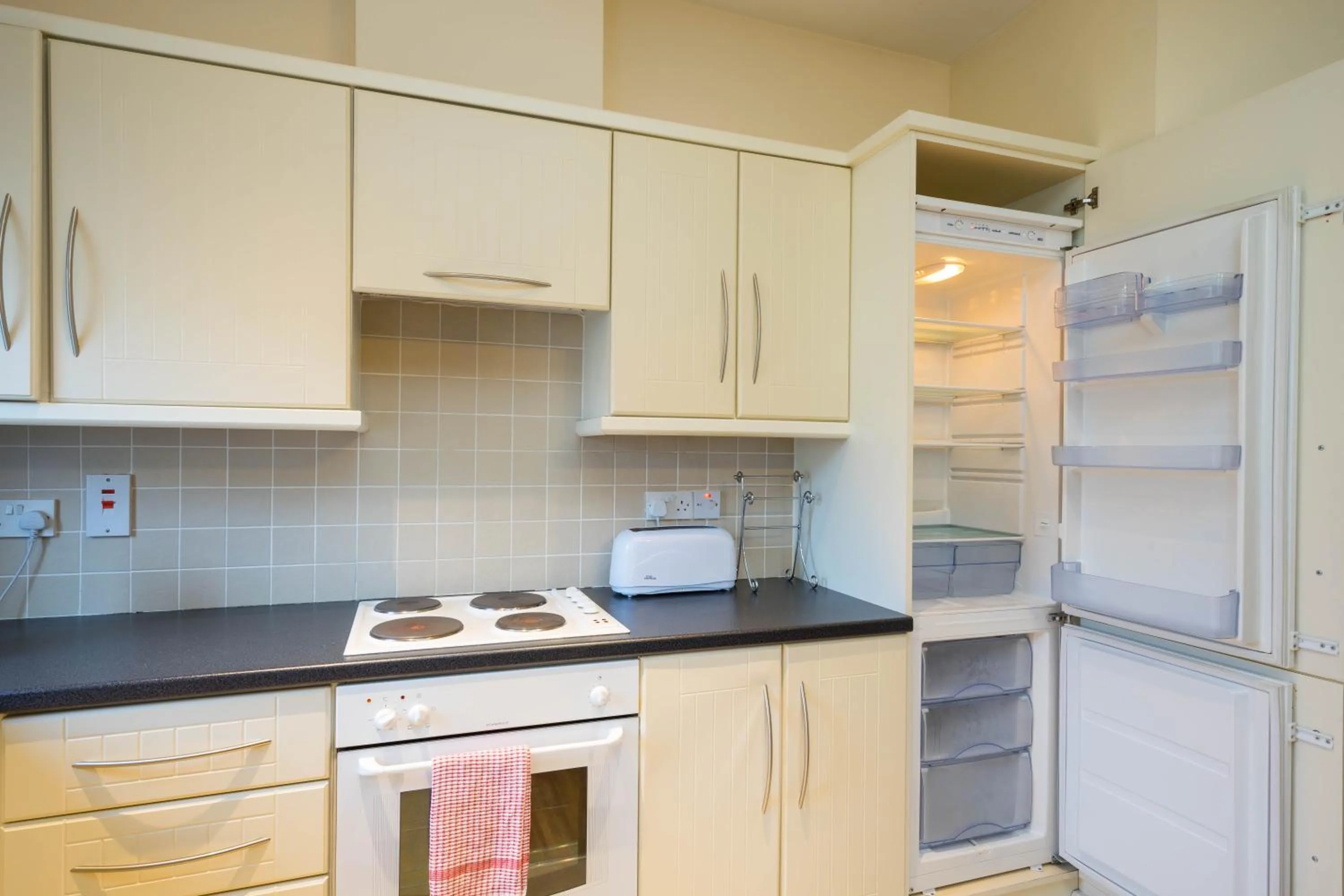 Kitchen or kitchenette in The Courtyard Apartments