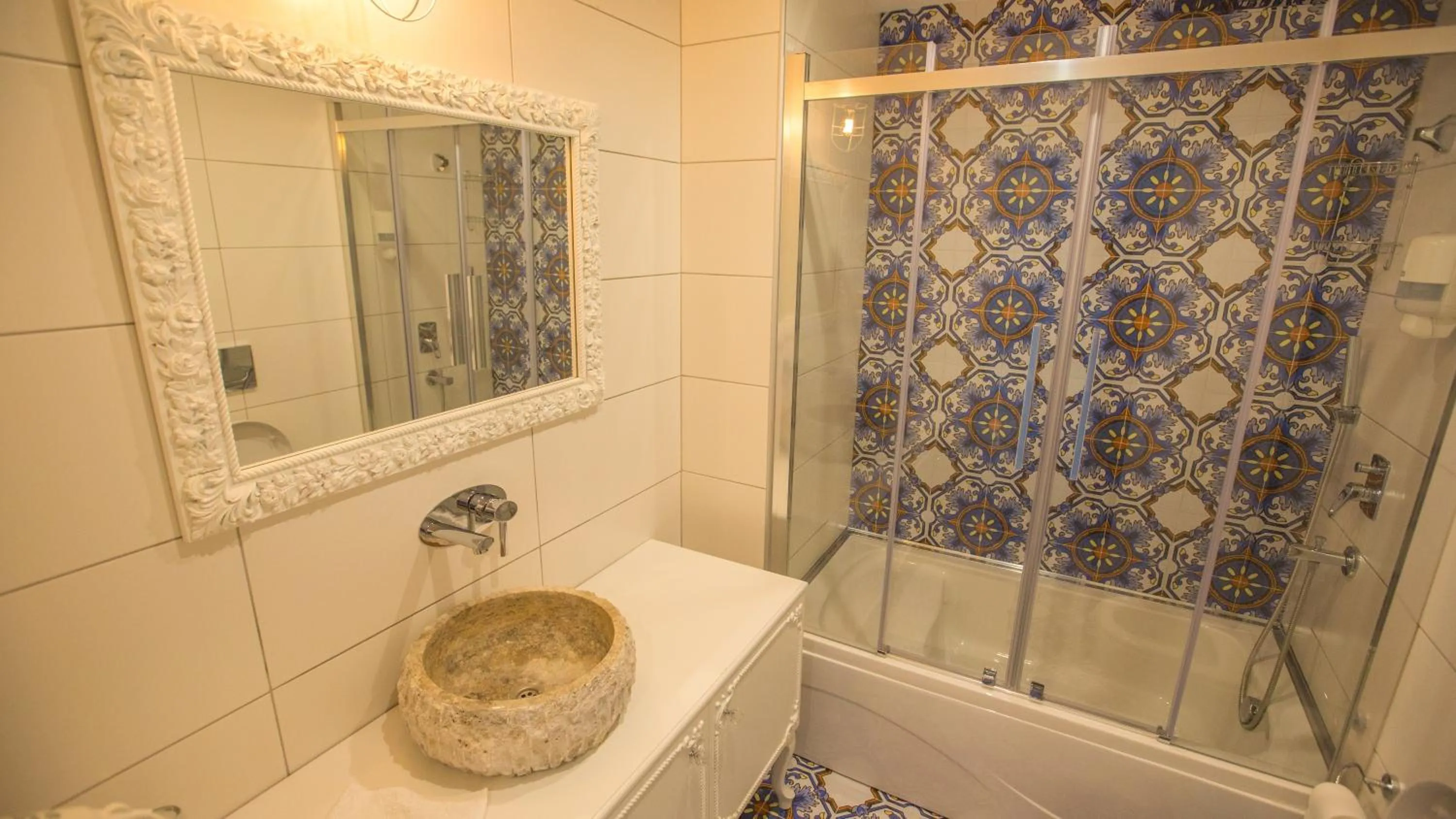 Shower in Limnades Hotel İznik