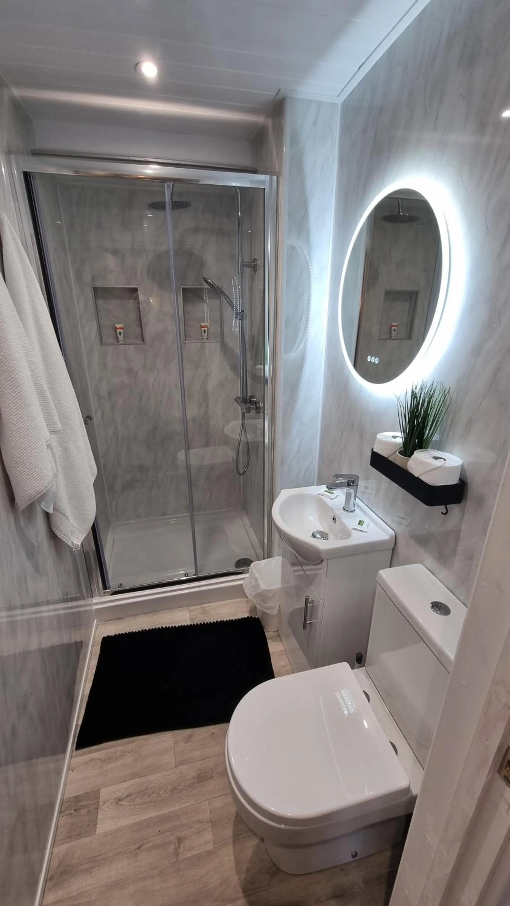 Shower in The Dolphin Hotel & Restaurant