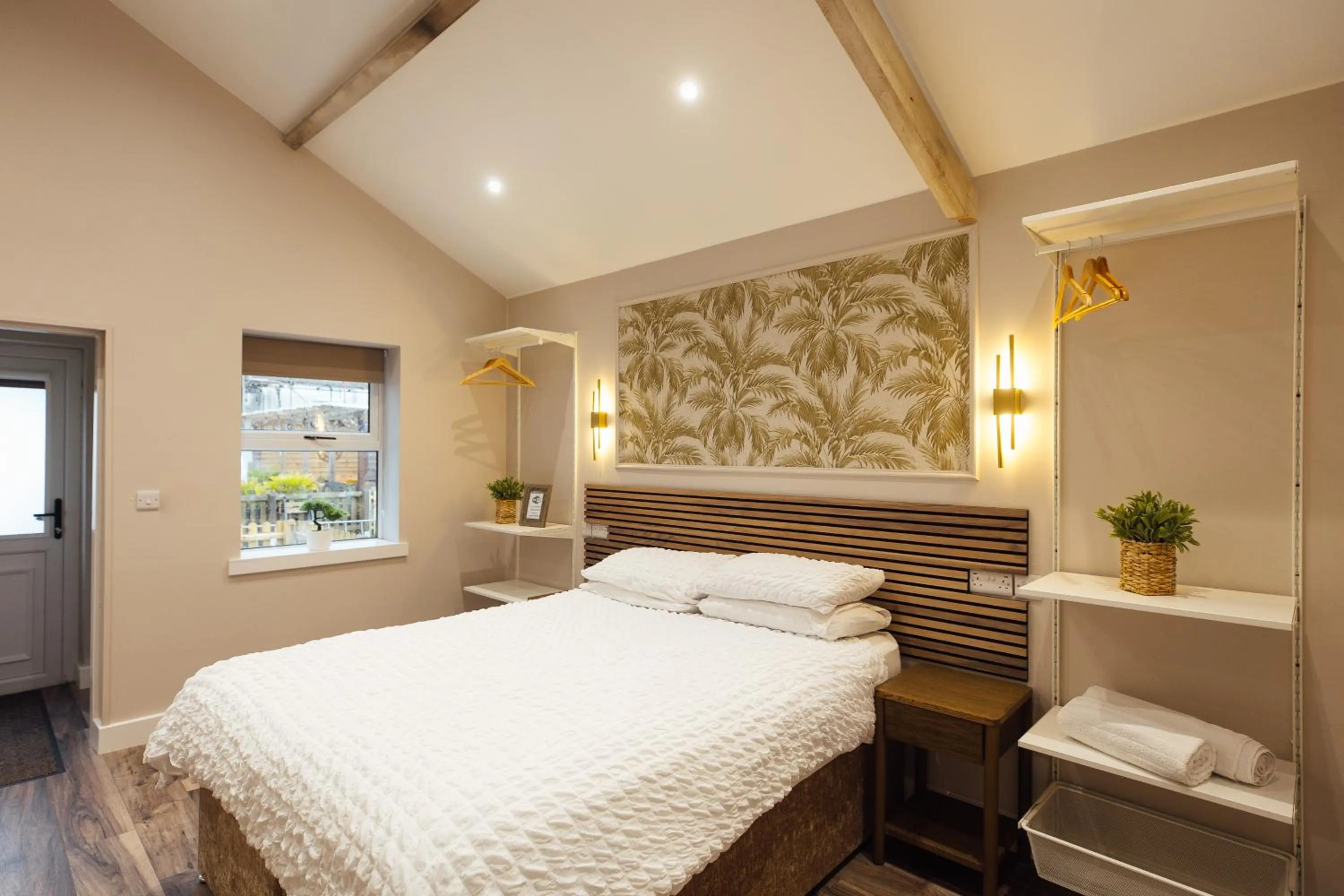 Bedroom, Bed in The Dolphin Hotel & Restaurant