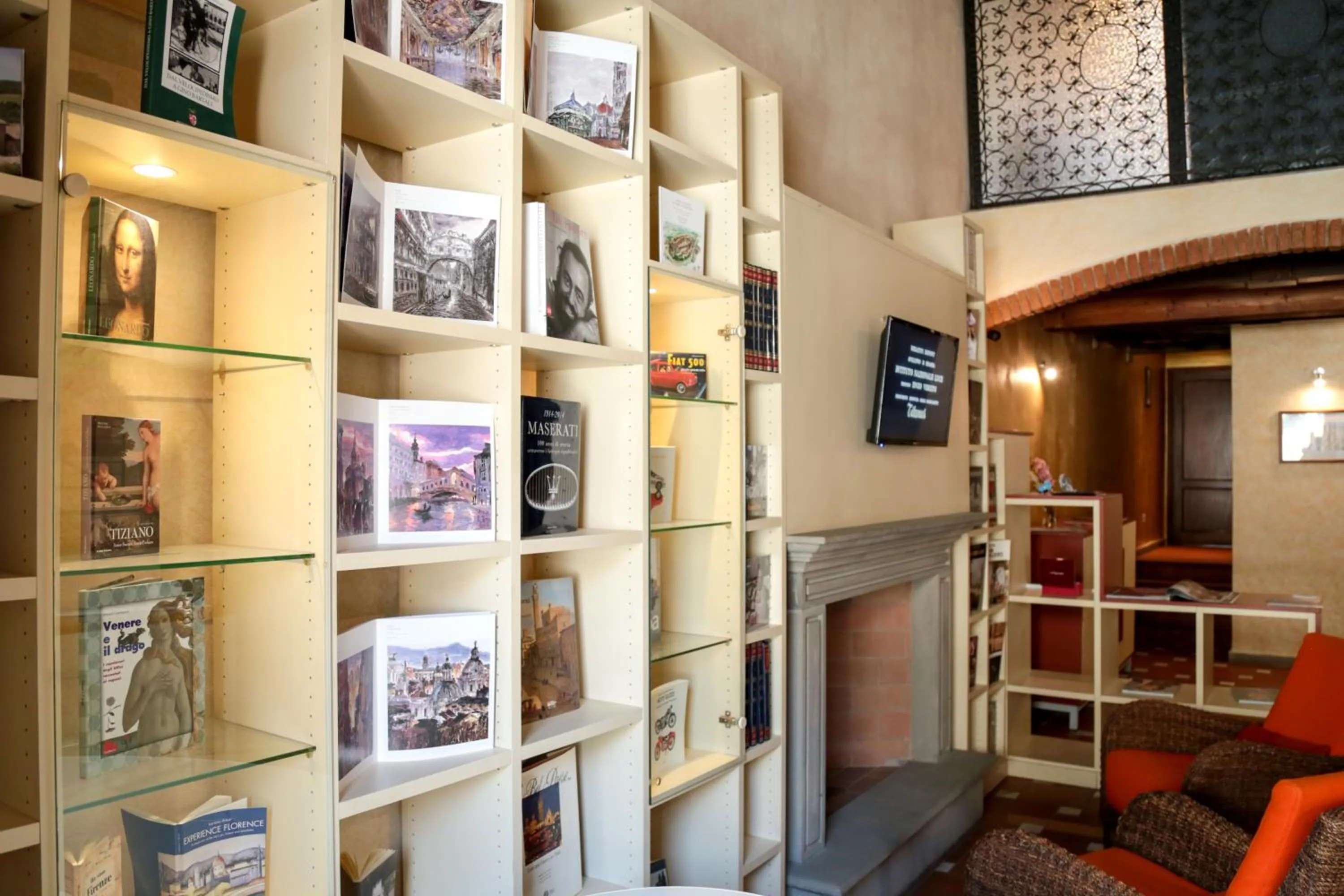 Communal lounge/ TV room in Home Boutique Santa Maria Novella