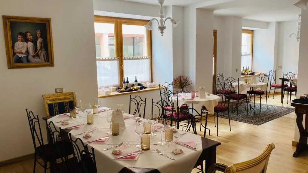 Restaurant/places to eat in Hotel Italia