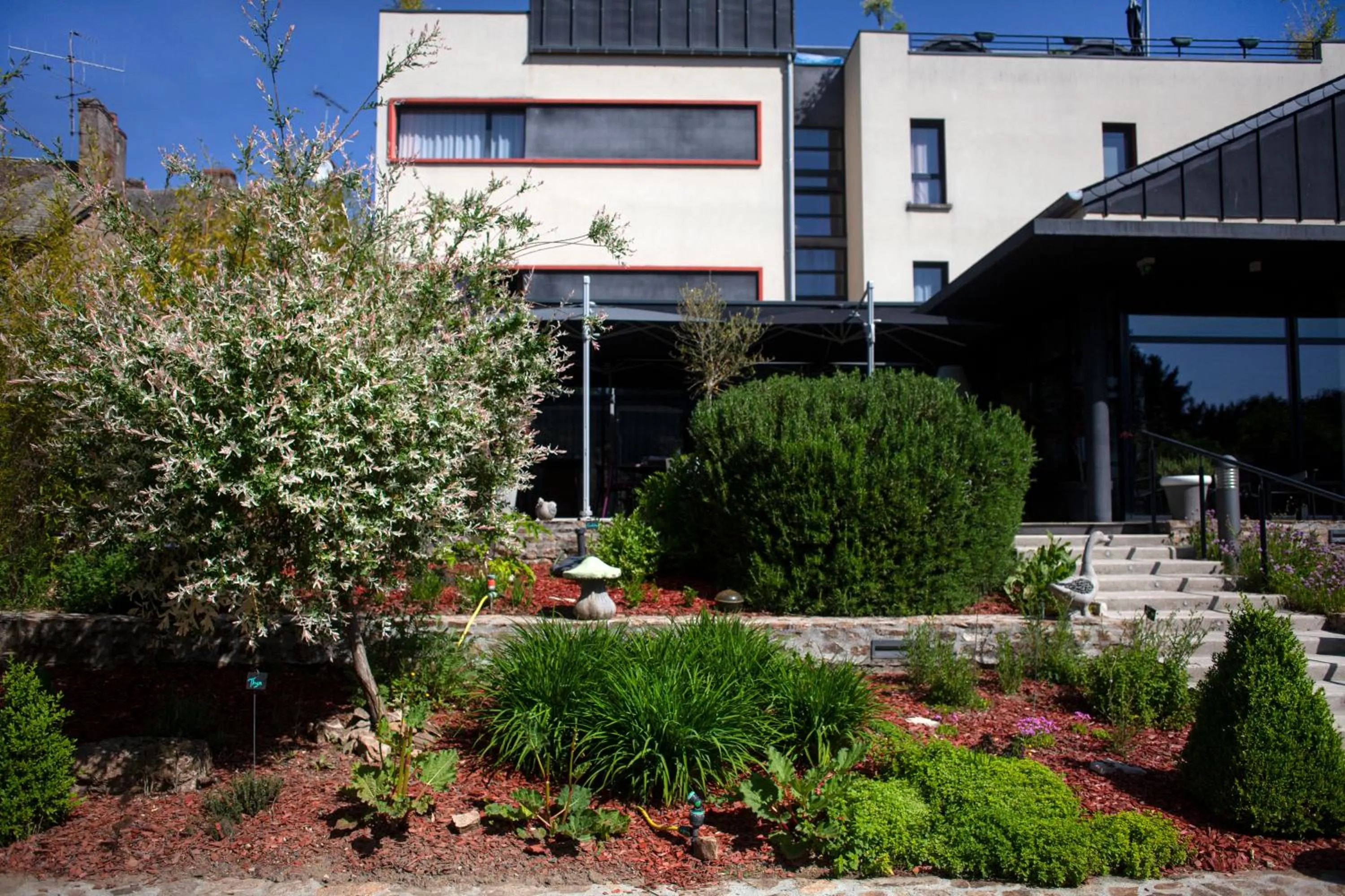 Garden in Logis Hôtel du Morvan - Restaurant la Table de Jérôme