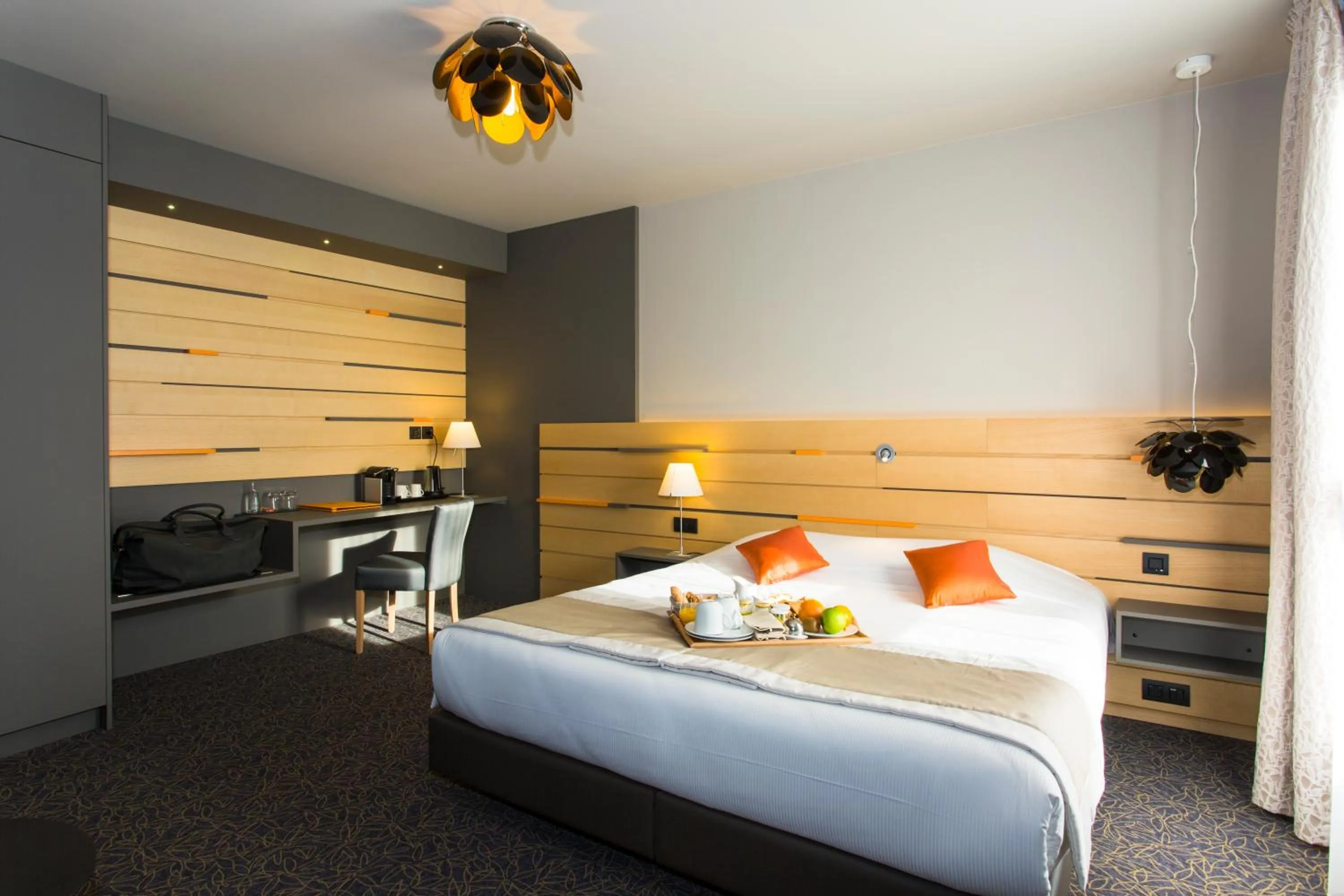 Photo of the whole room, Bed in Logis Hôtel du Morvan - Restaurant la Table de Jérôme