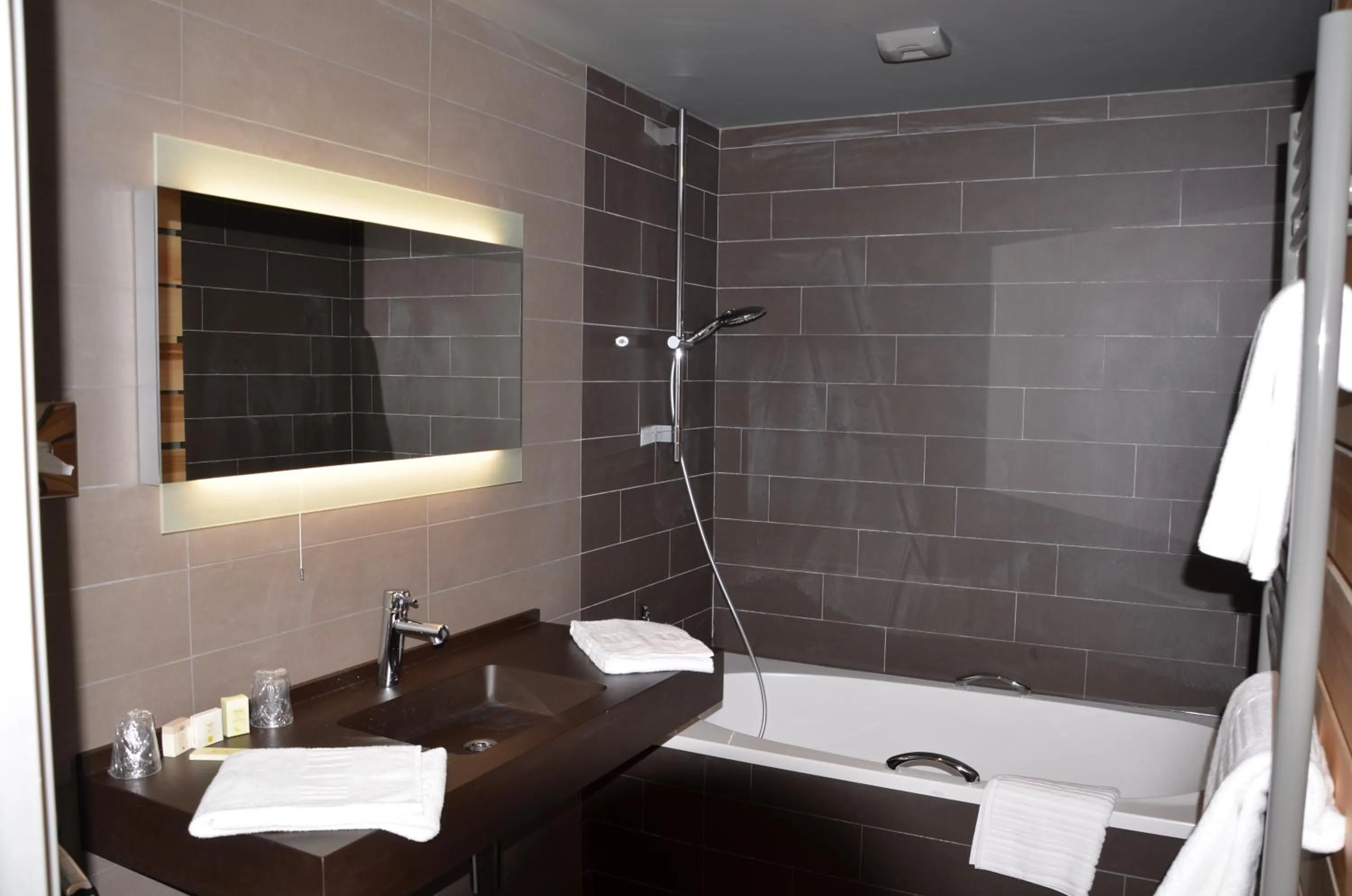 Bathroom in Logis Hôtel du Morvan - Restaurant la Table de Jérôme