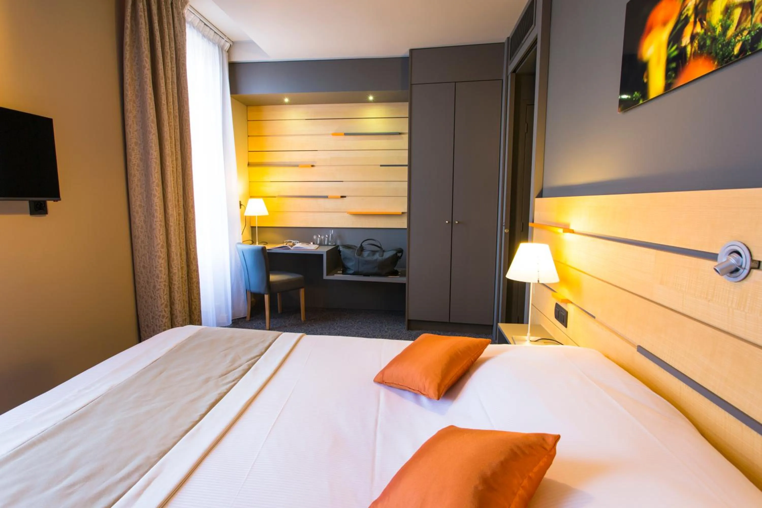 Bed in Logis Hôtel du Morvan - Restaurant la Table de Jérôme