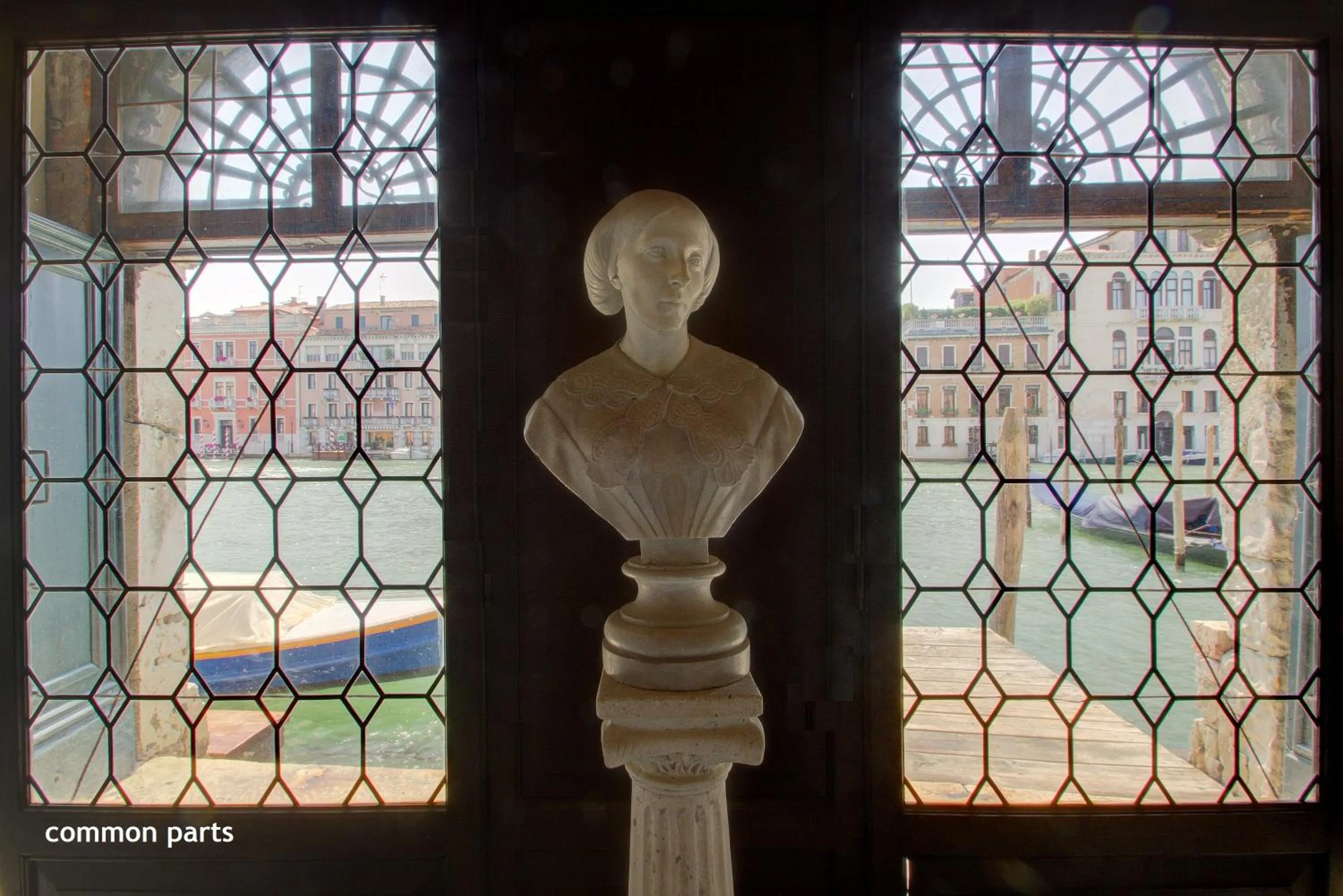 Decorative detail in TRIBUNO Grand Canal