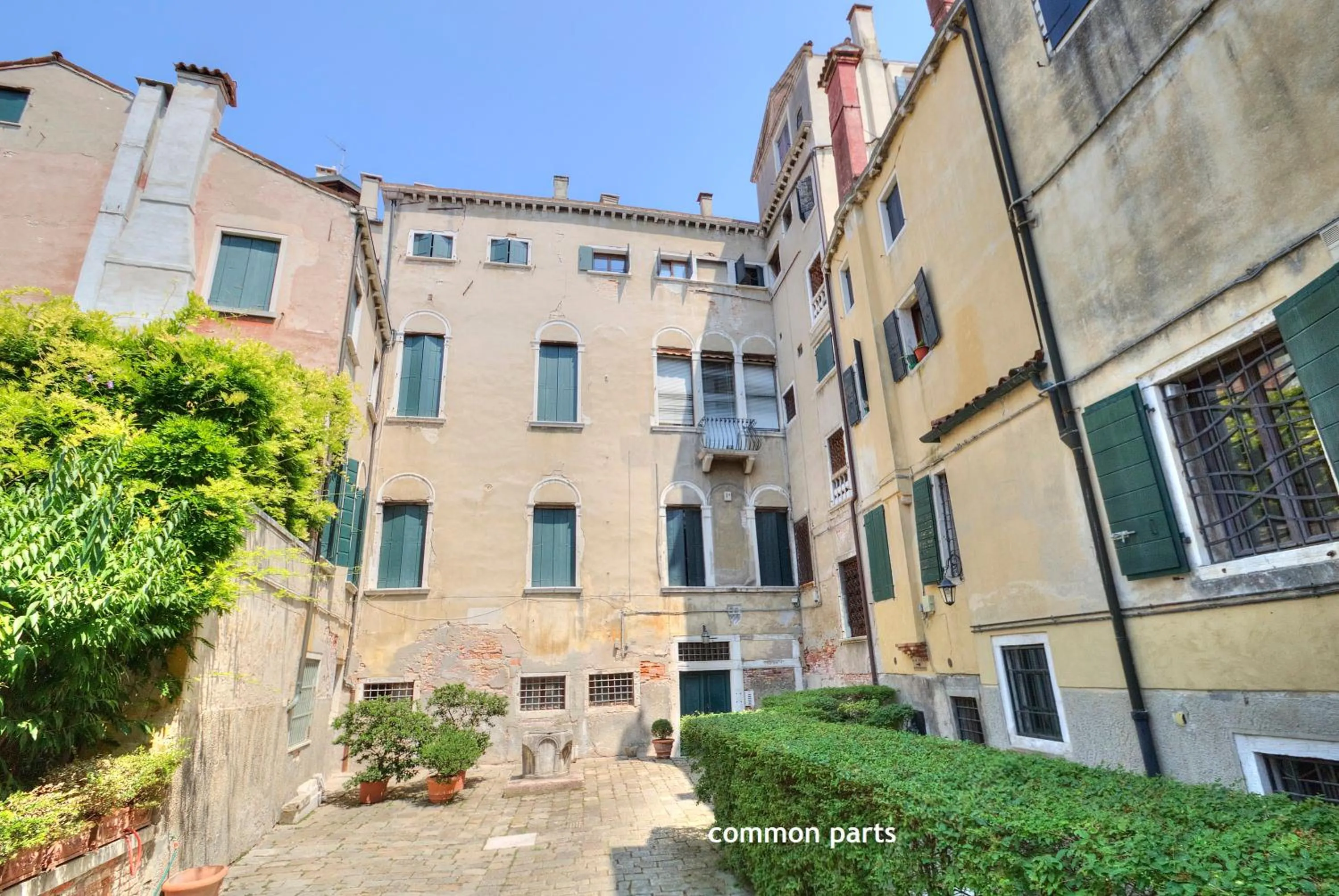 Property building in TRIBUNO Grand Canal