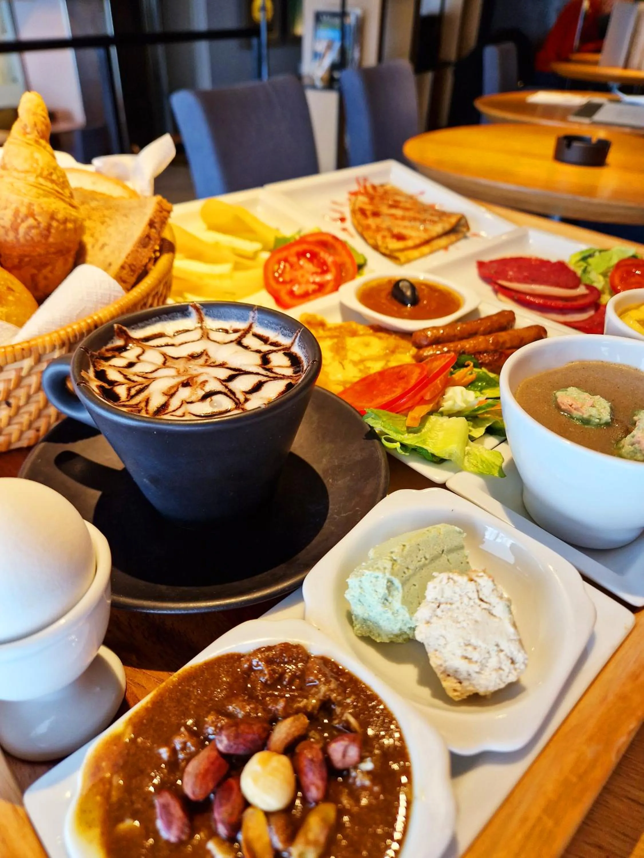 Buffet breakfast in Hôtel Belvédère Fourati