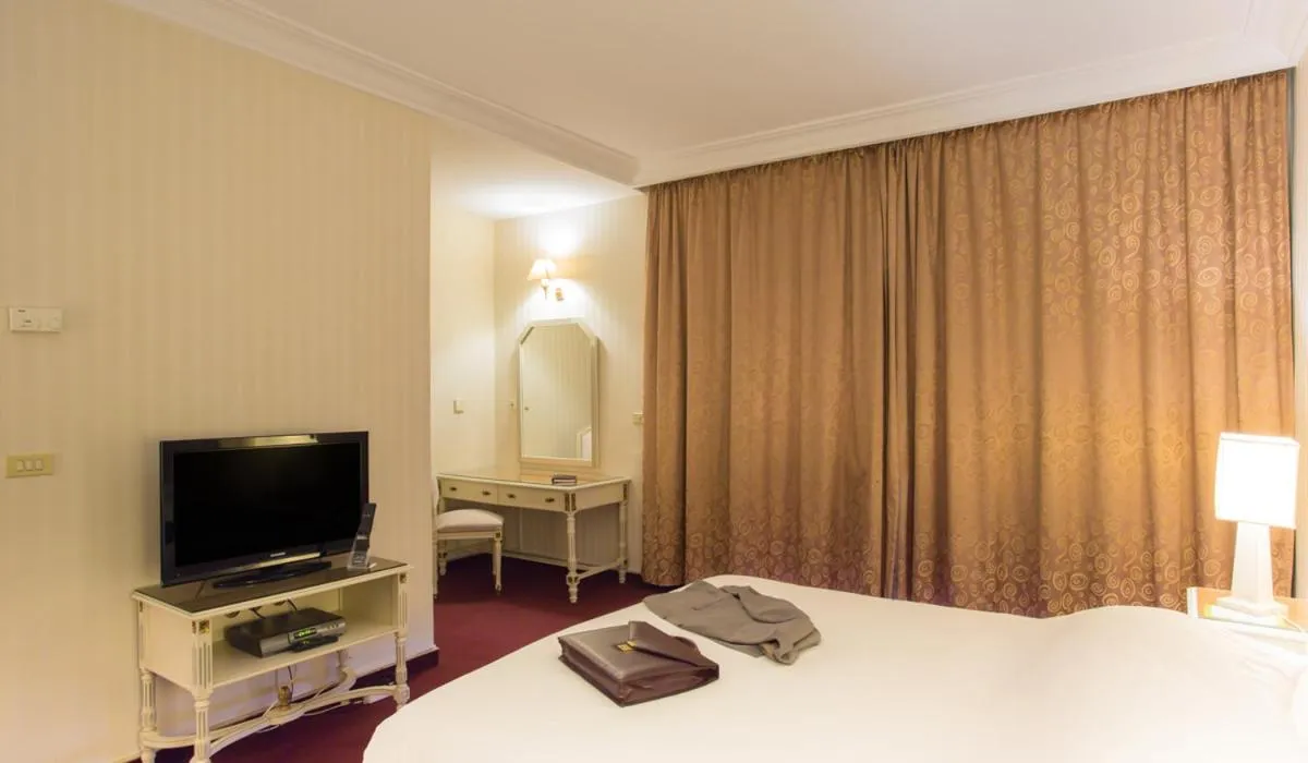 Communal lounge/ TV room, Bed in Hôtel Belvédère Fourati