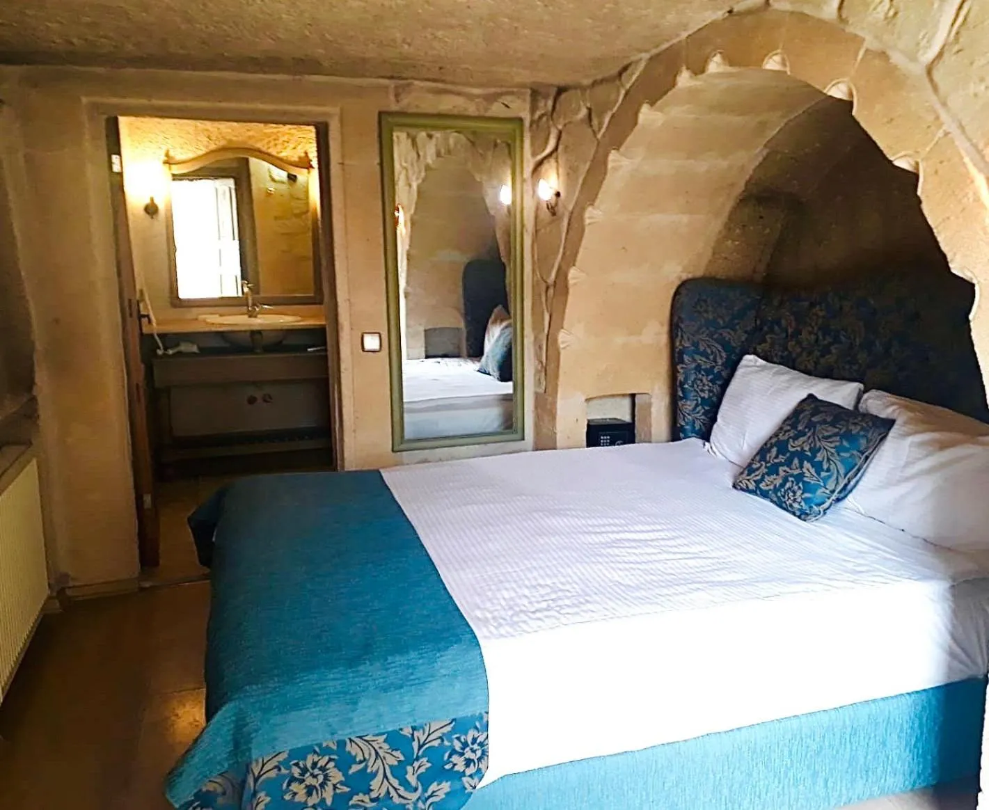 Bed in Elaa Cave Hotel