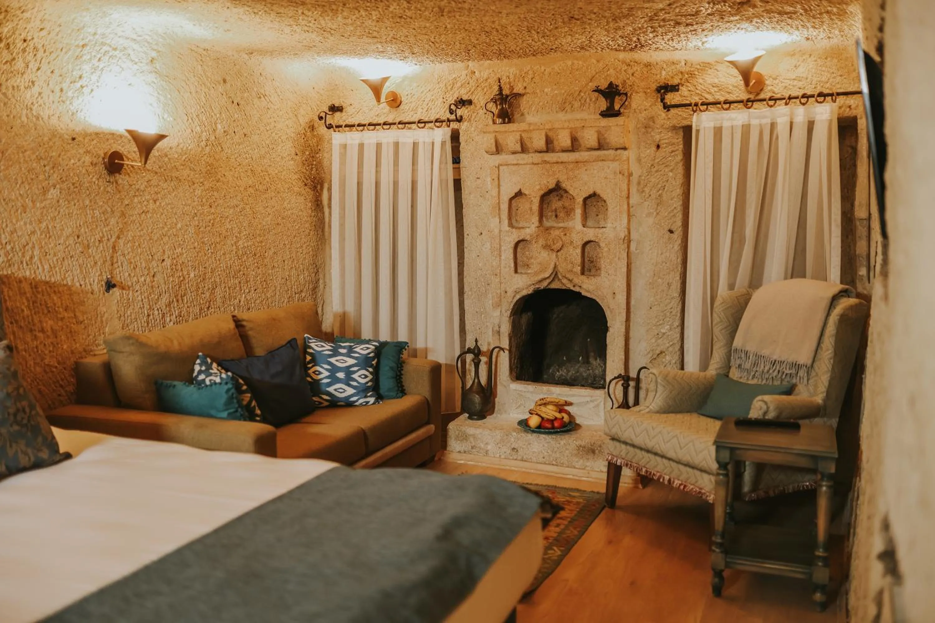 Living room, Bed in Elaa Cave Hotel