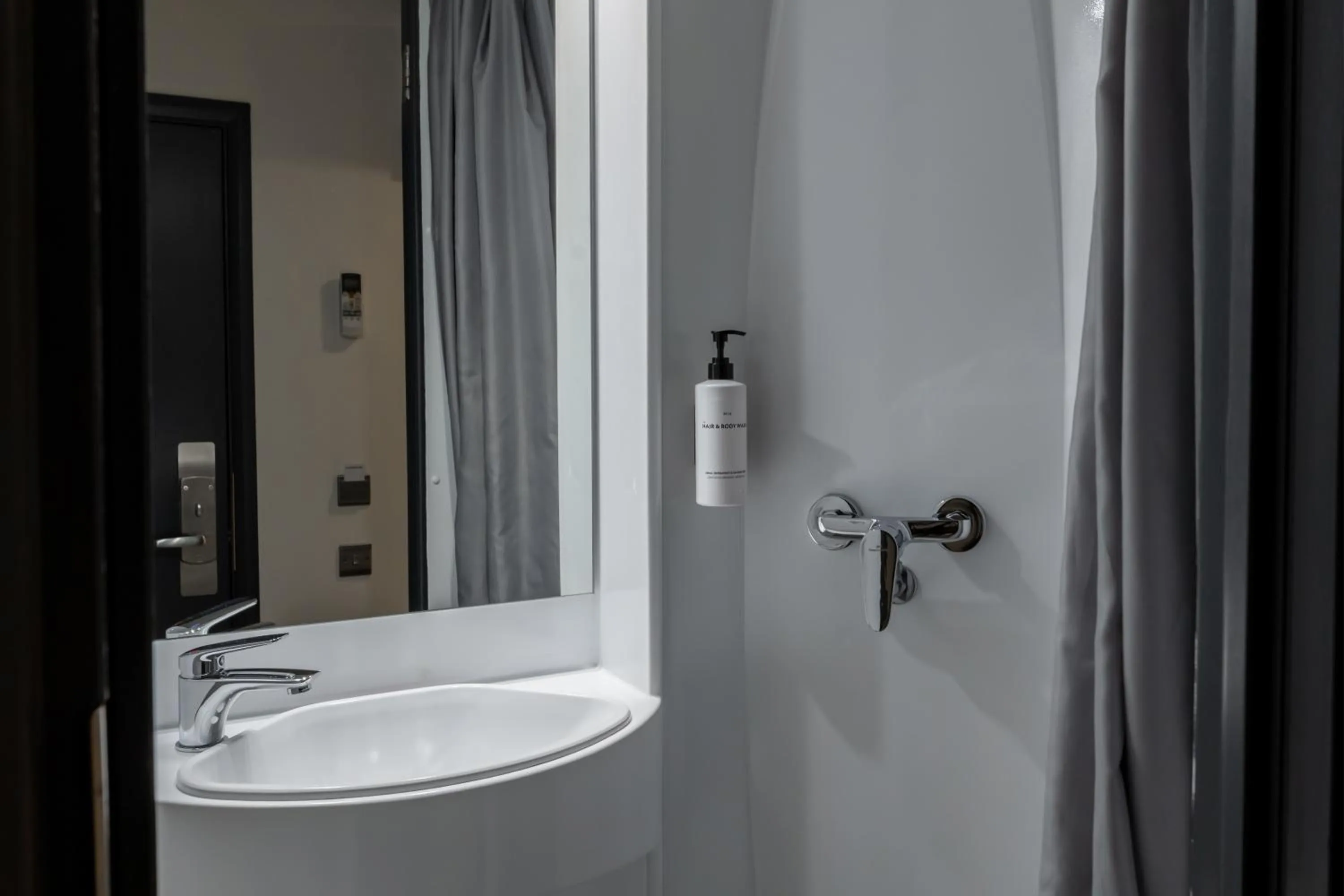 Shower in easyHotel Victoria