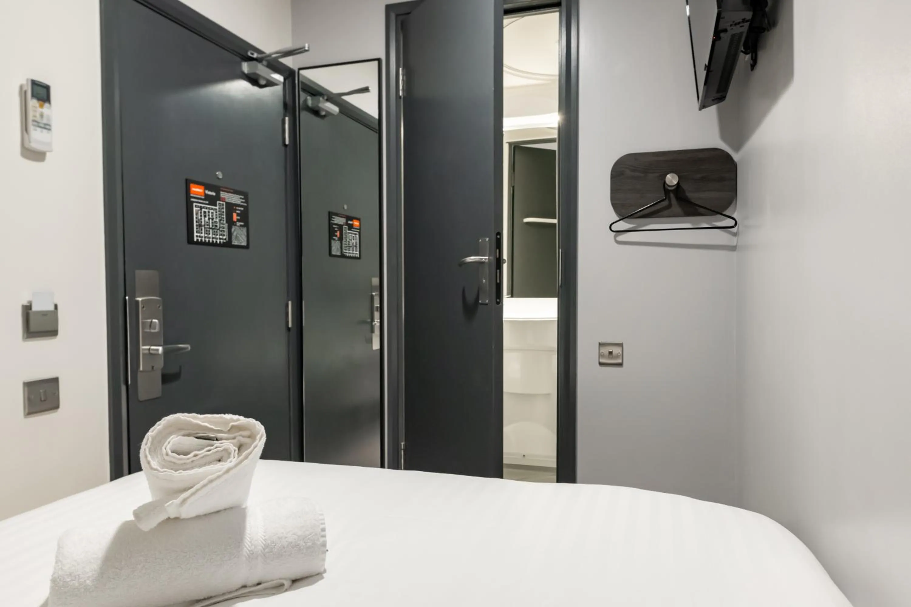 Bedroom, Bed in easyHotel Victoria