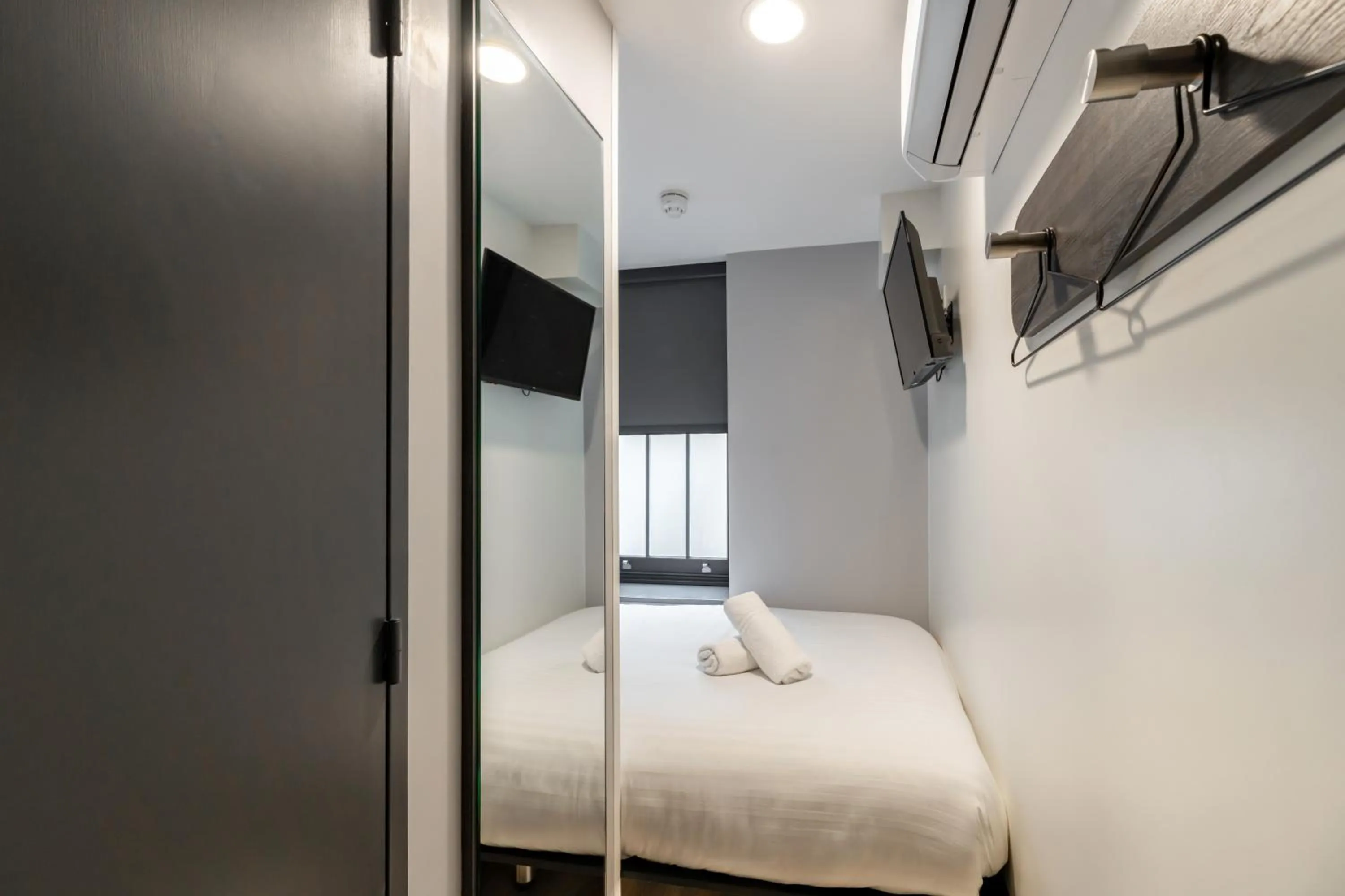 Photo of the whole room, Bed in easyHotel Victoria