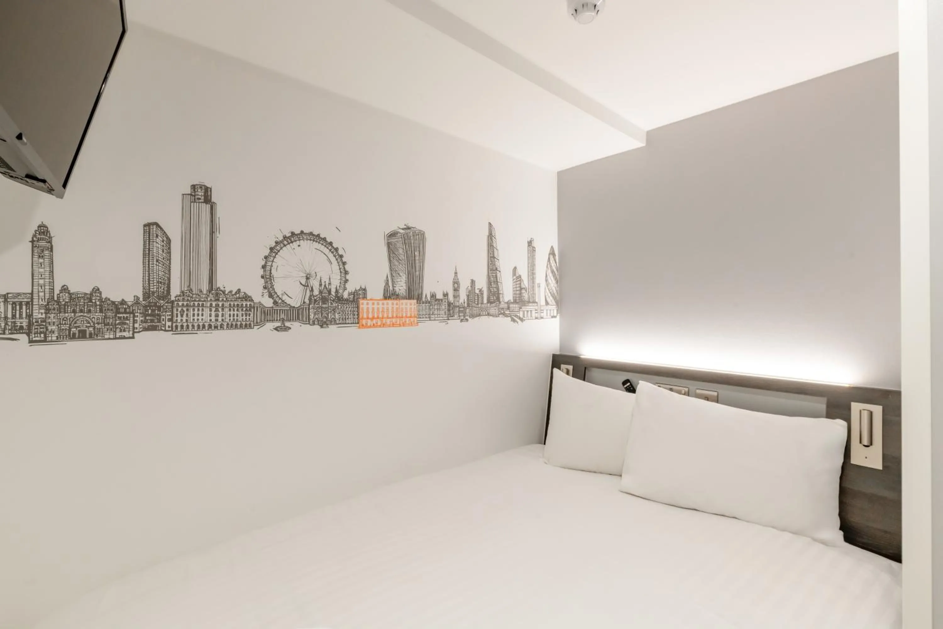 Bedroom, Bed in easyHotel Victoria