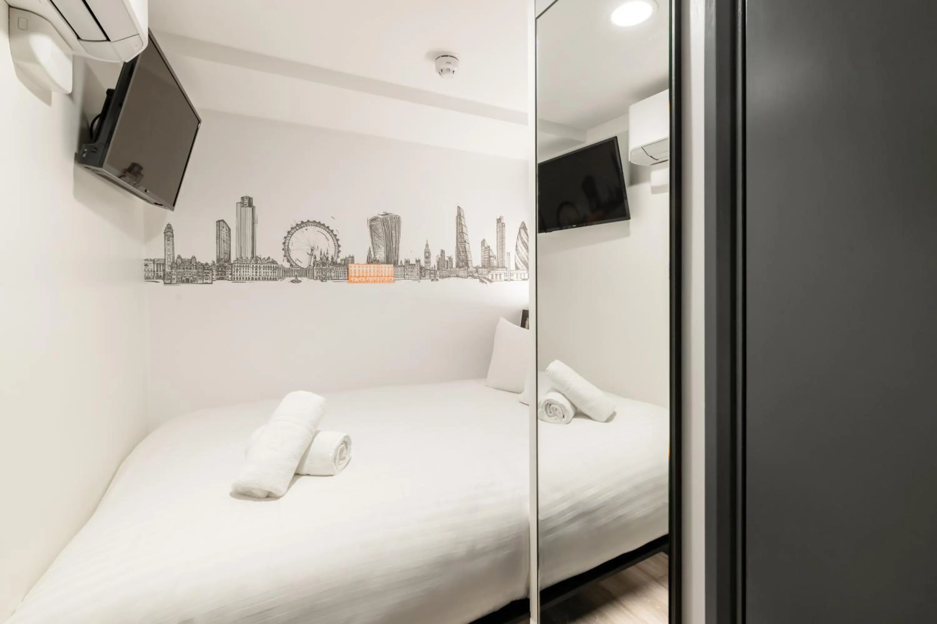 Bed in easyHotel Victoria