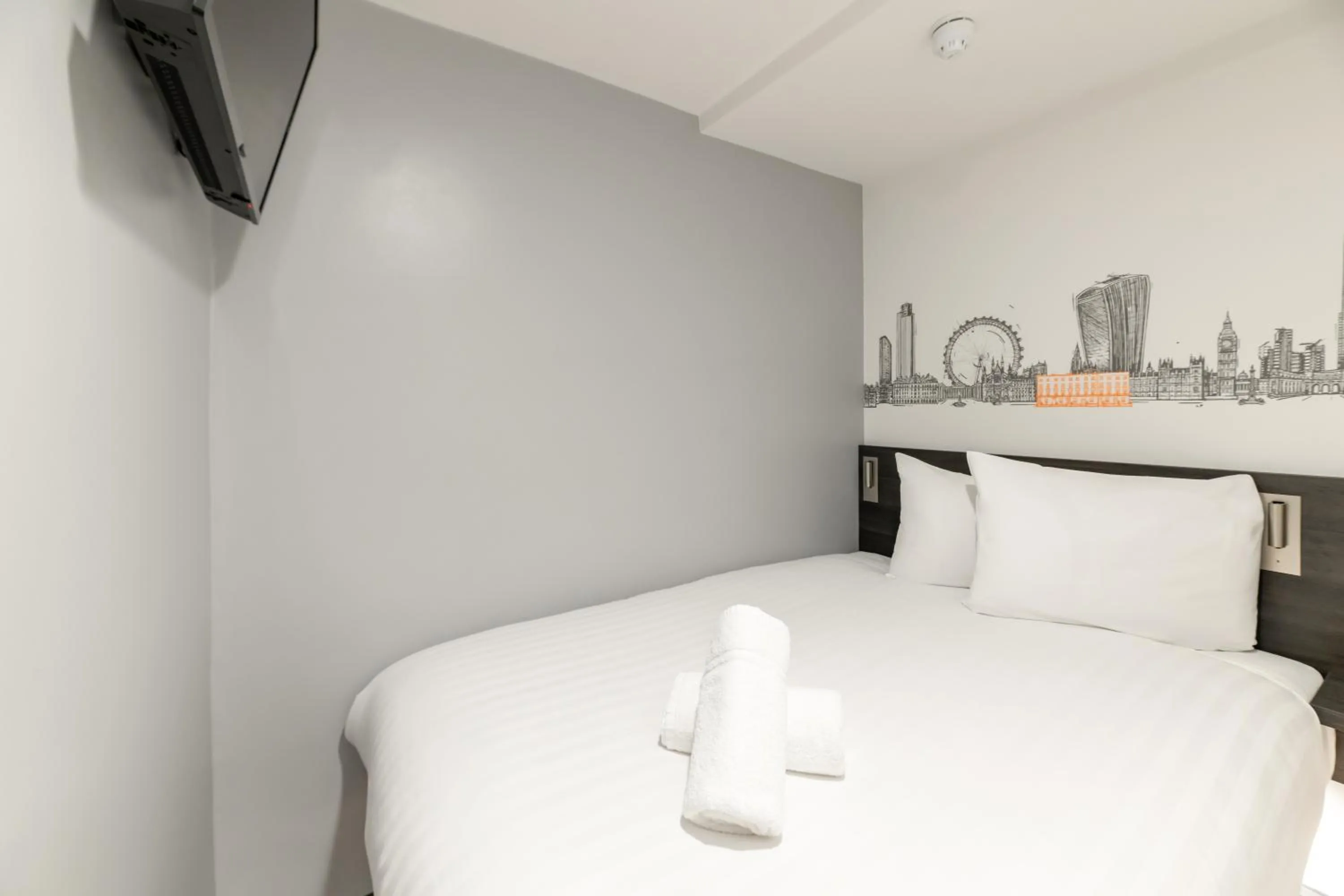 Bed in easyHotel Victoria