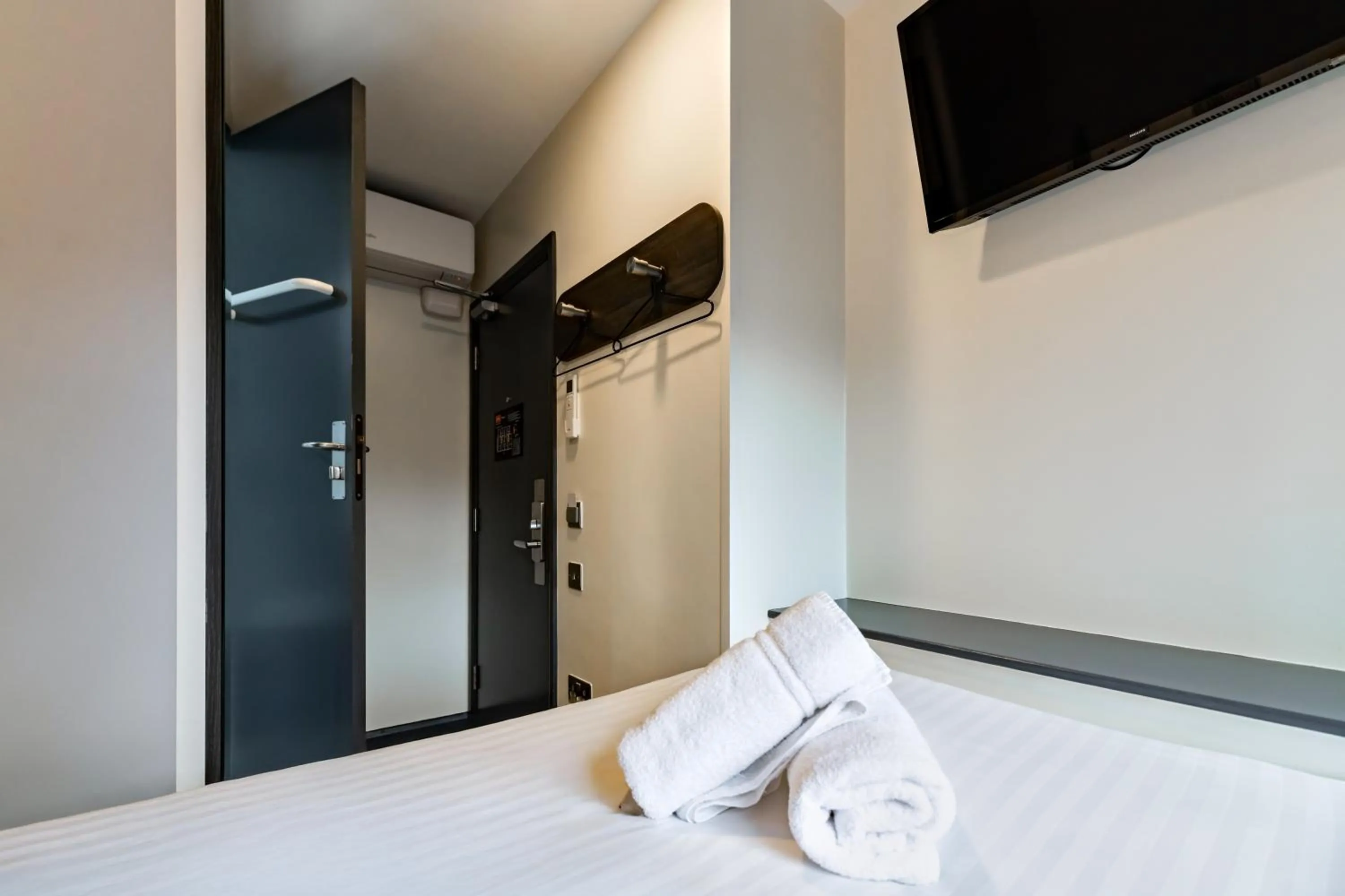 Bedroom, Bed in easyHotel Victoria