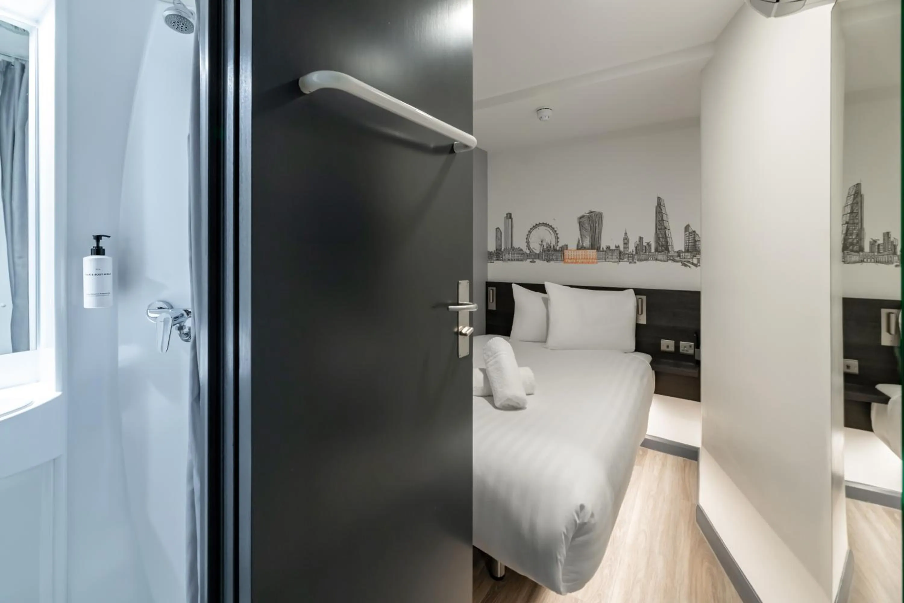 Bathroom in easyHotel Victoria