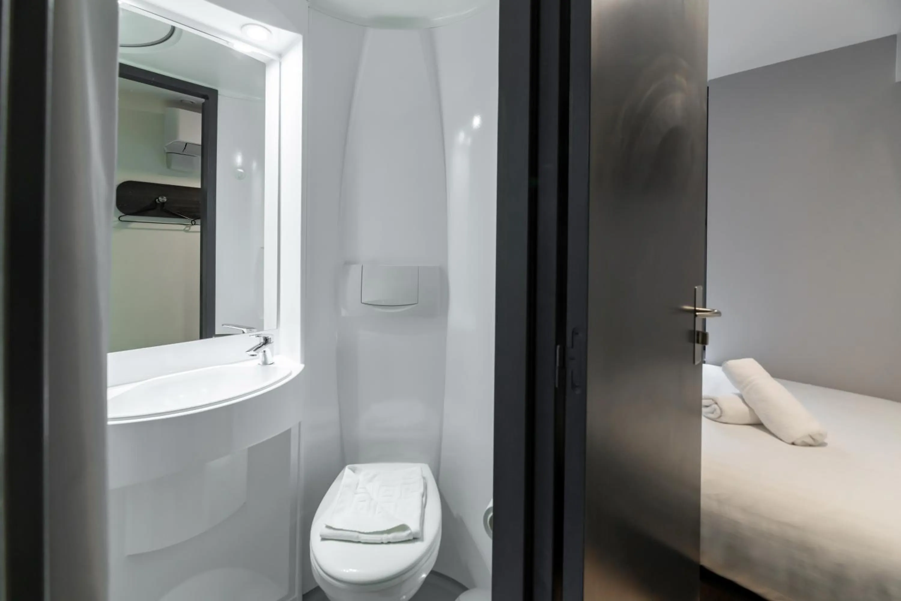 Shower, Bed in easyHotel Victoria