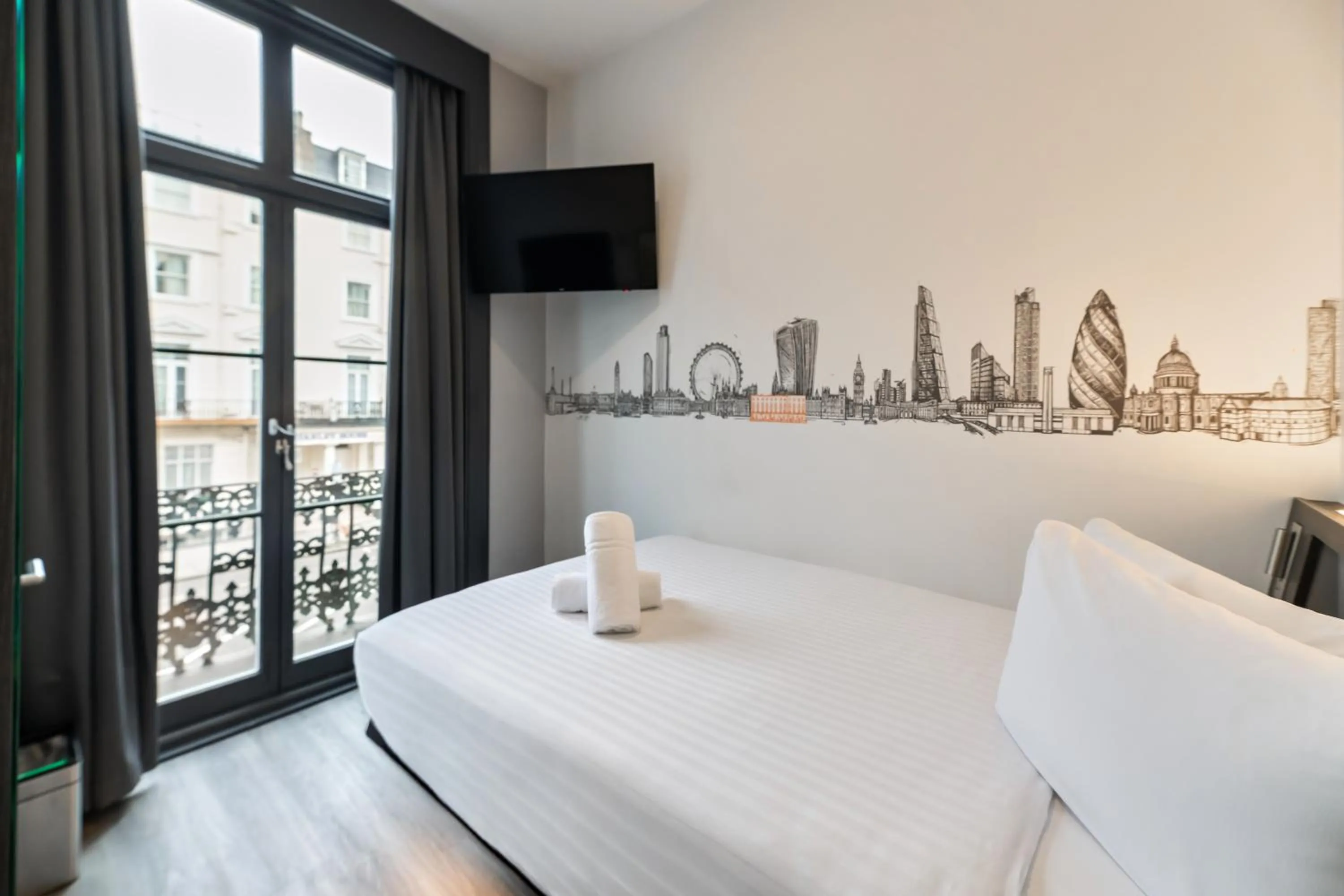 Photo of the whole room, Bed in easyHotel Victoria