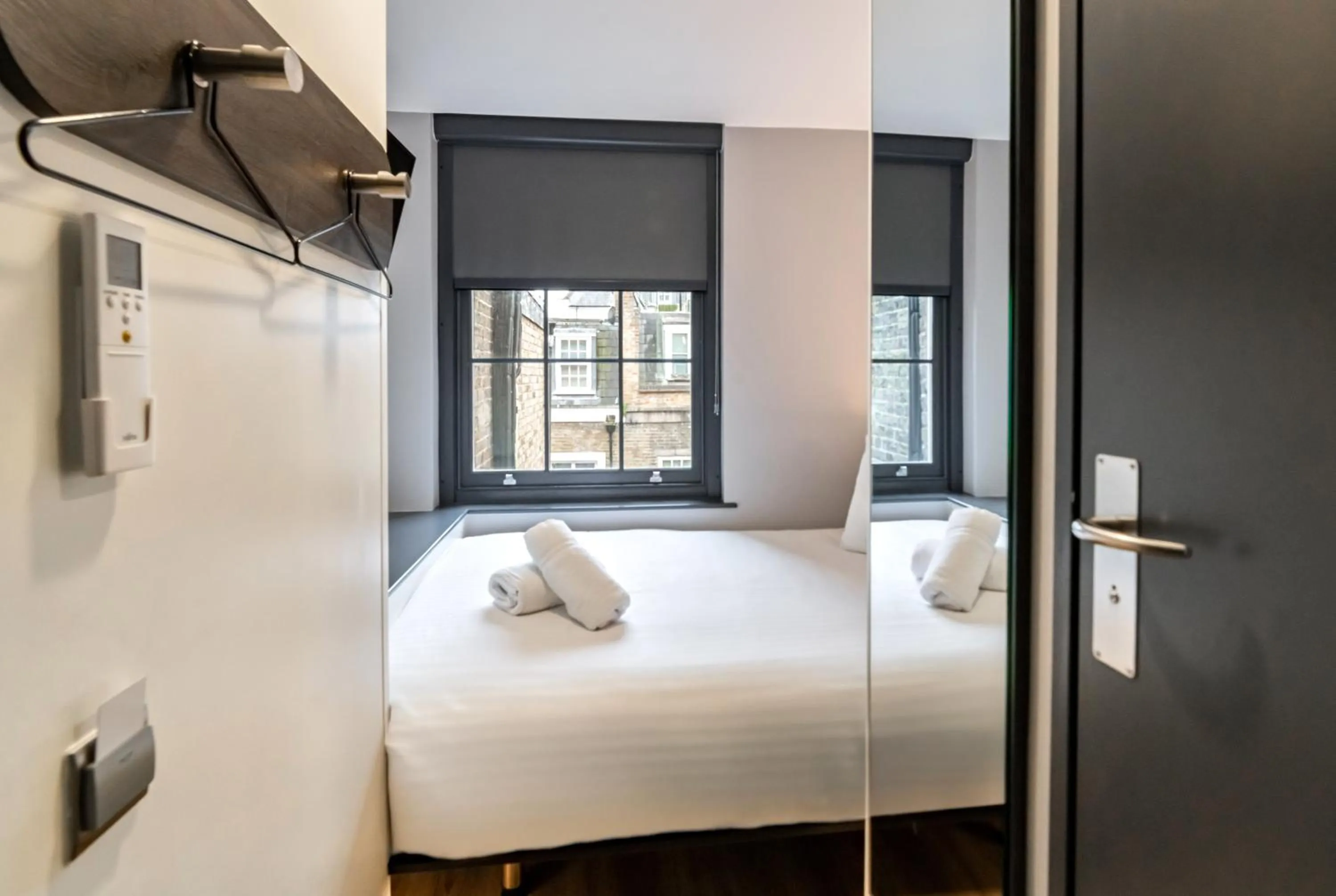 Bedroom, Bed in easyHotel Victoria