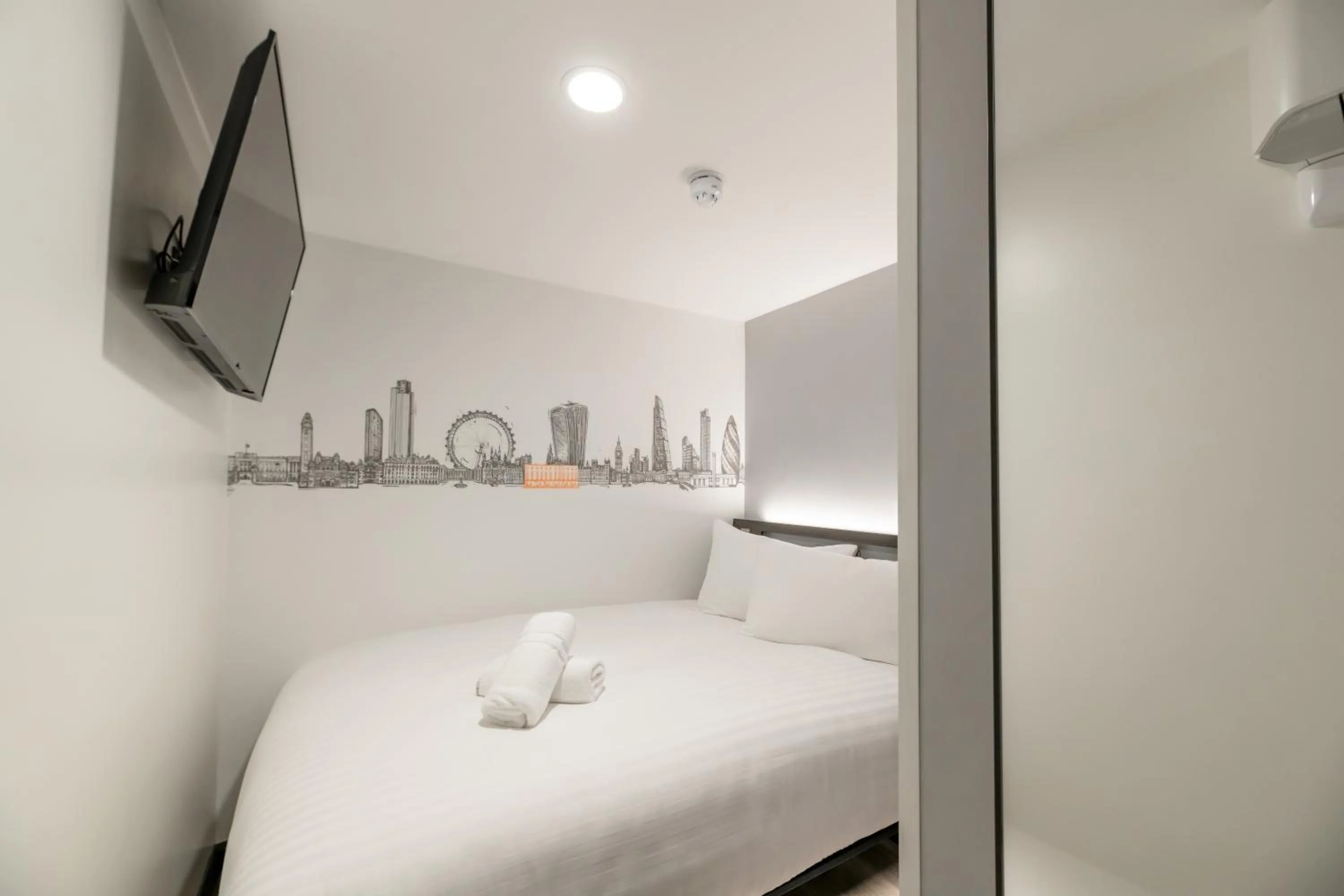 Bed in easyHotel Victoria