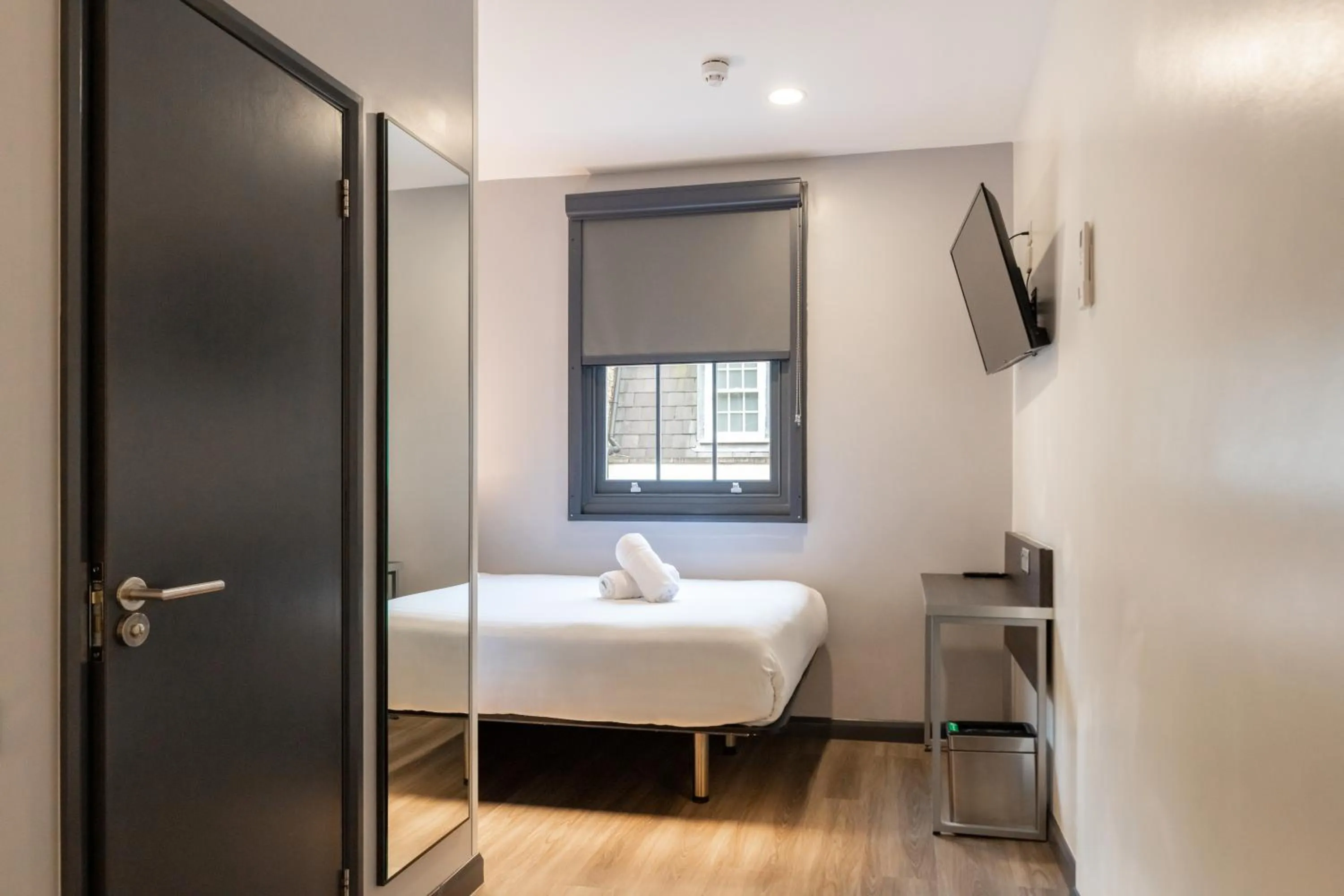 Bed in easyHotel Victoria