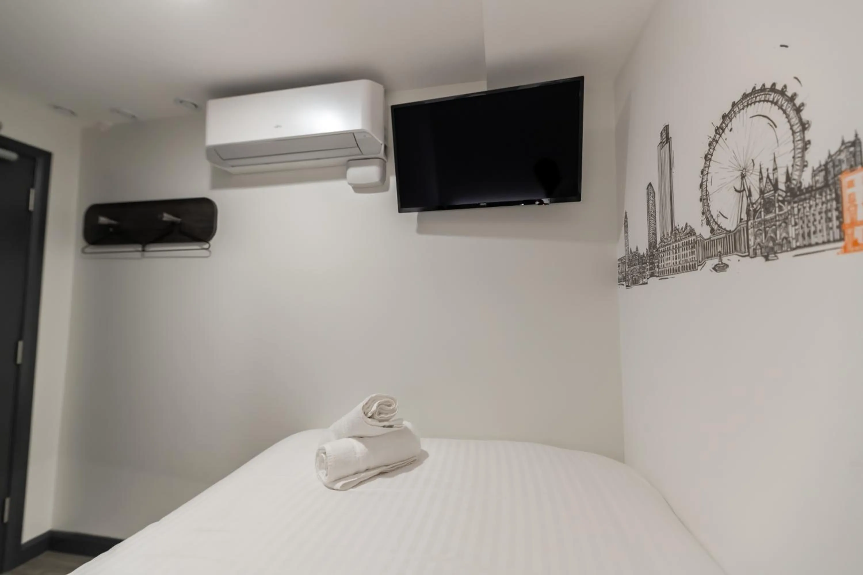 Bed in easyHotel Victoria