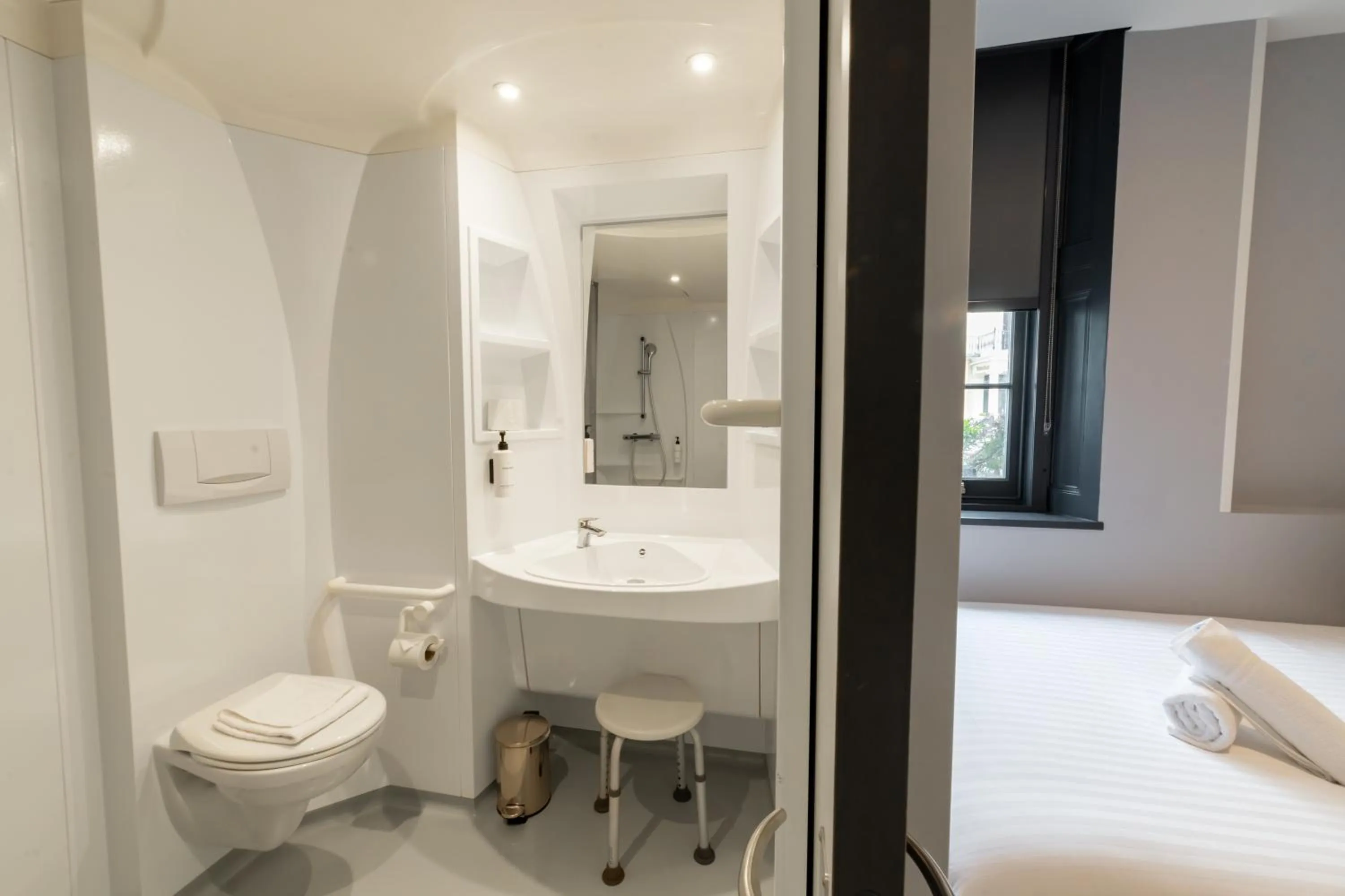 Bathroom, Bed in easyHotel Victoria