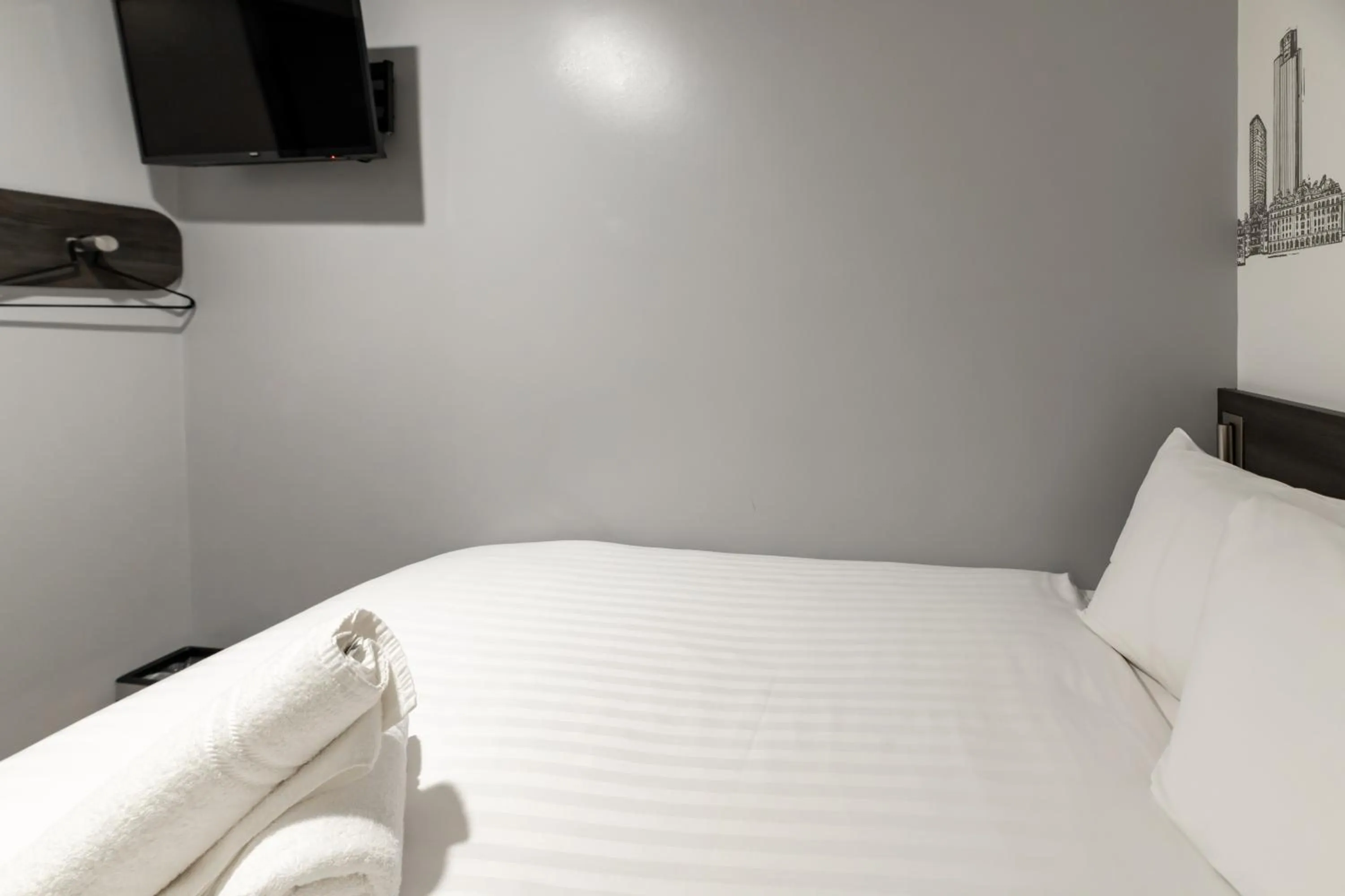 Photo of the whole room, Bed in easyHotel Victoria