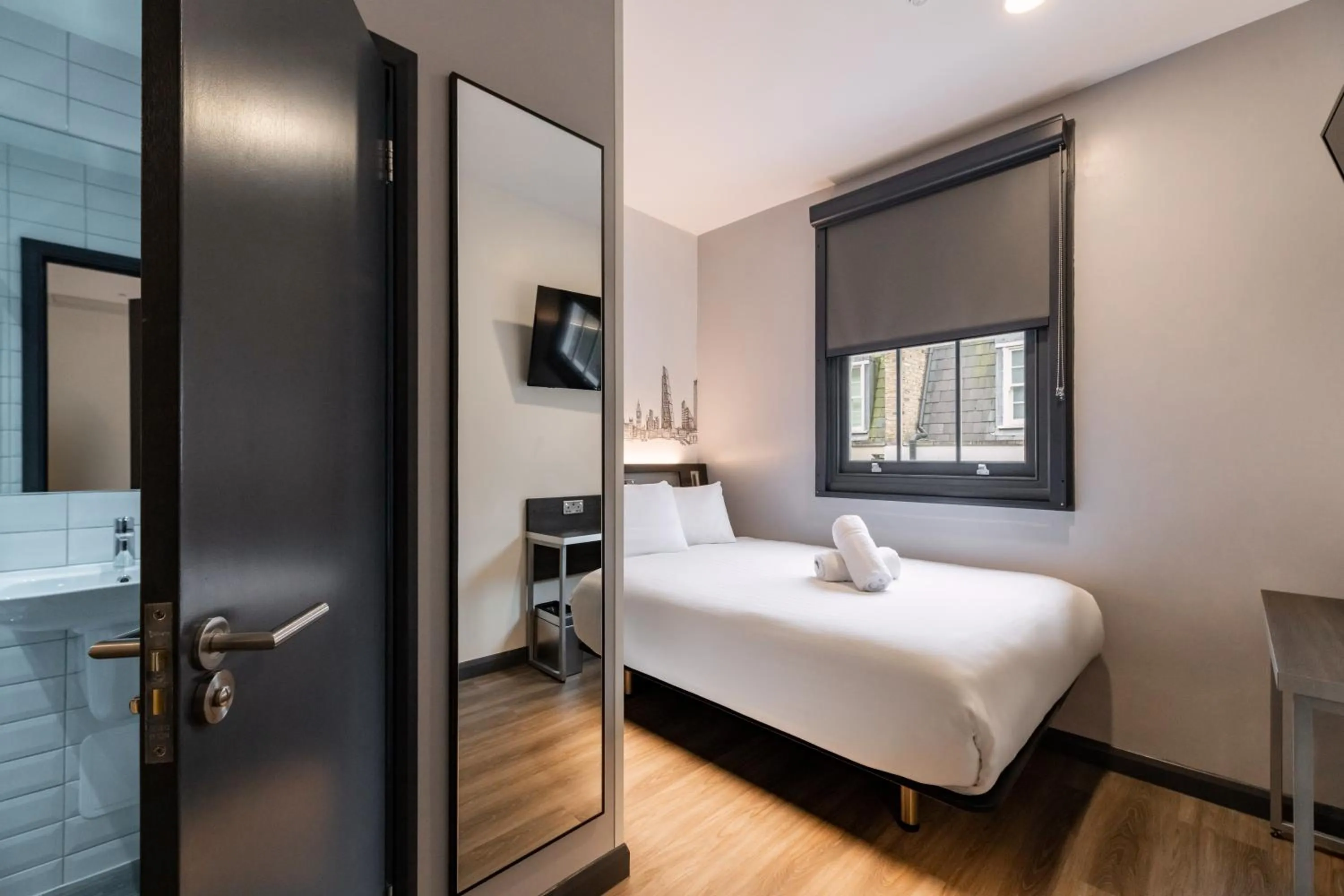 Bedroom, Bed in easyHotel Victoria