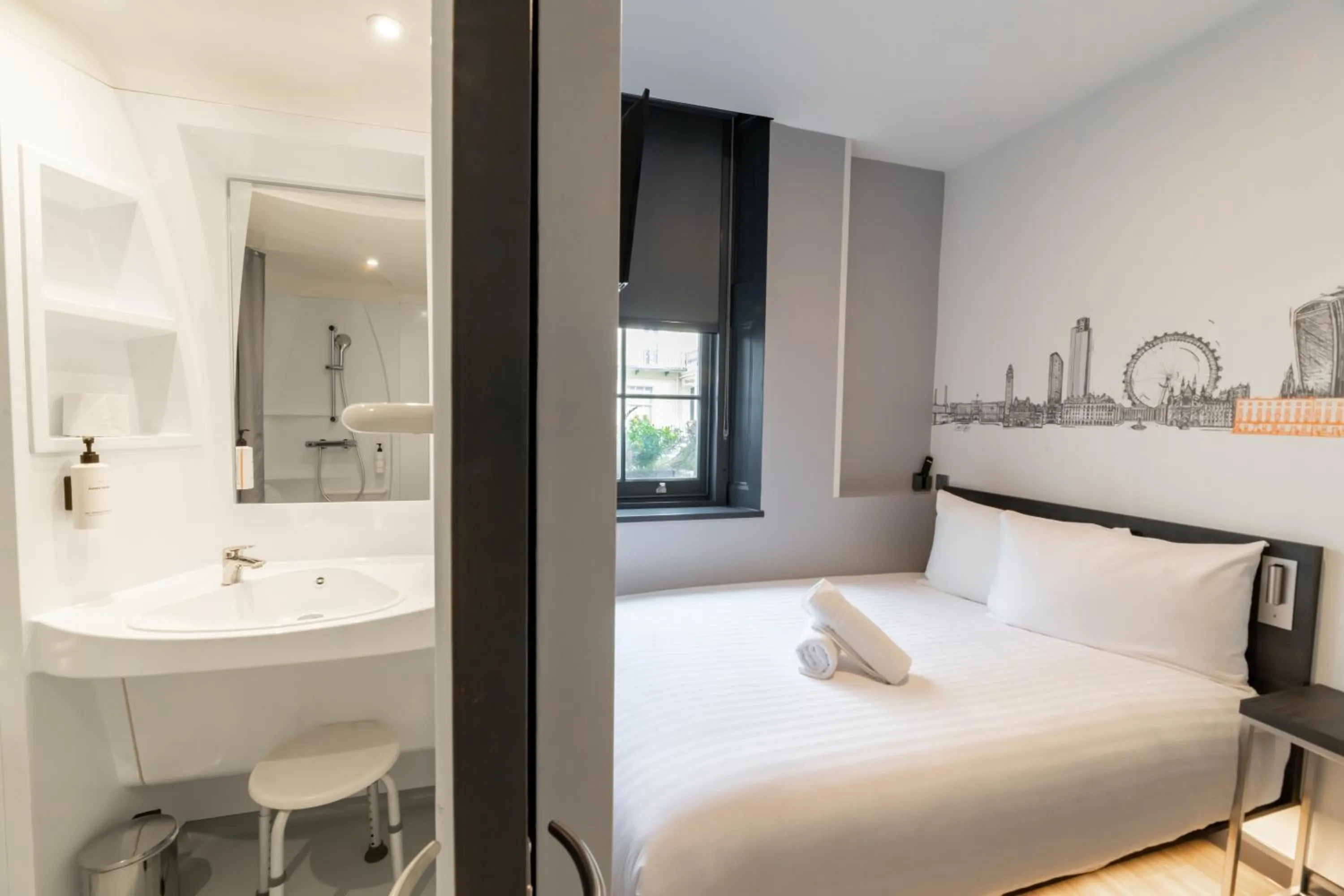 Bathroom, Bed in easyHotel Victoria