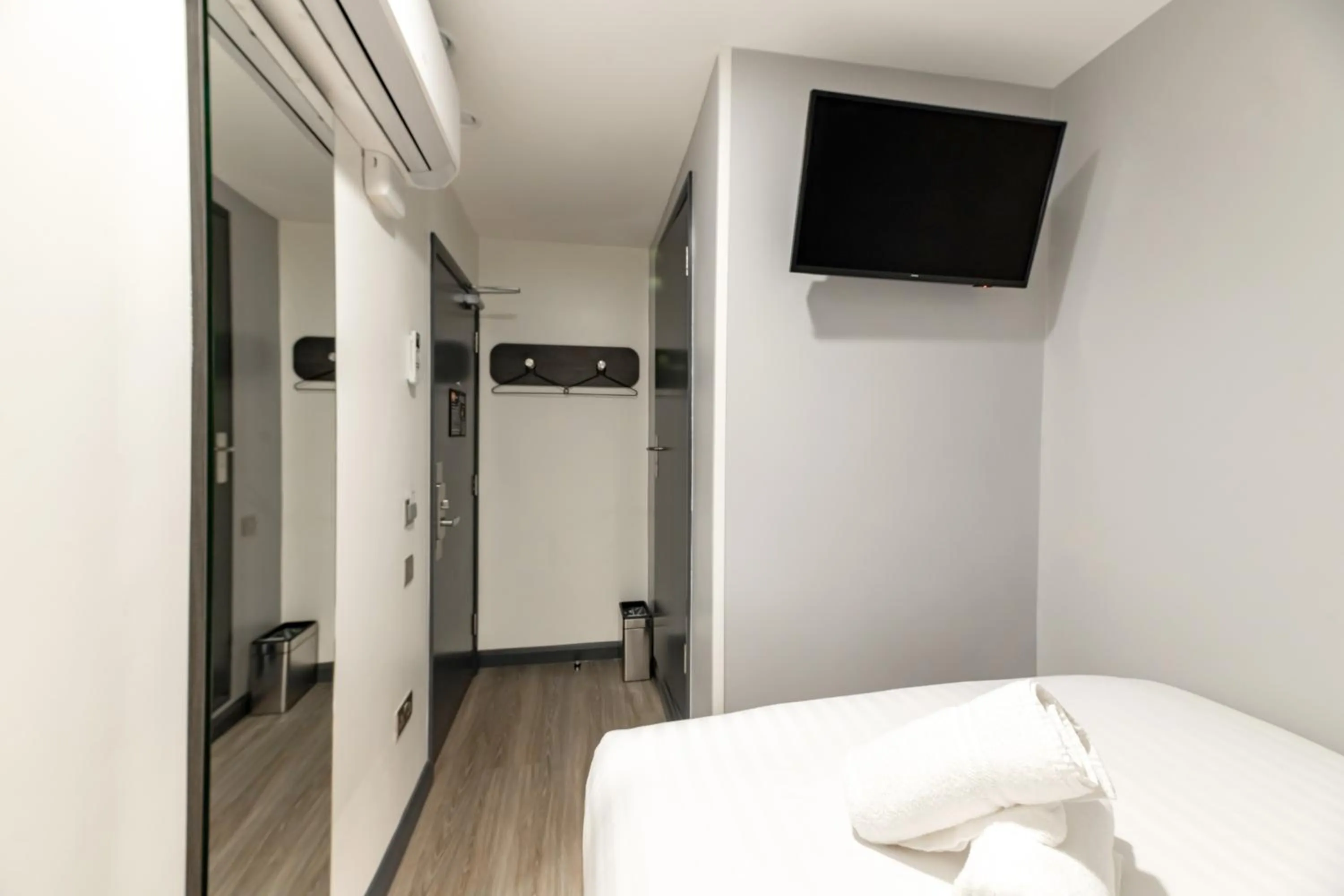 Bedroom, Bed in easyHotel Victoria