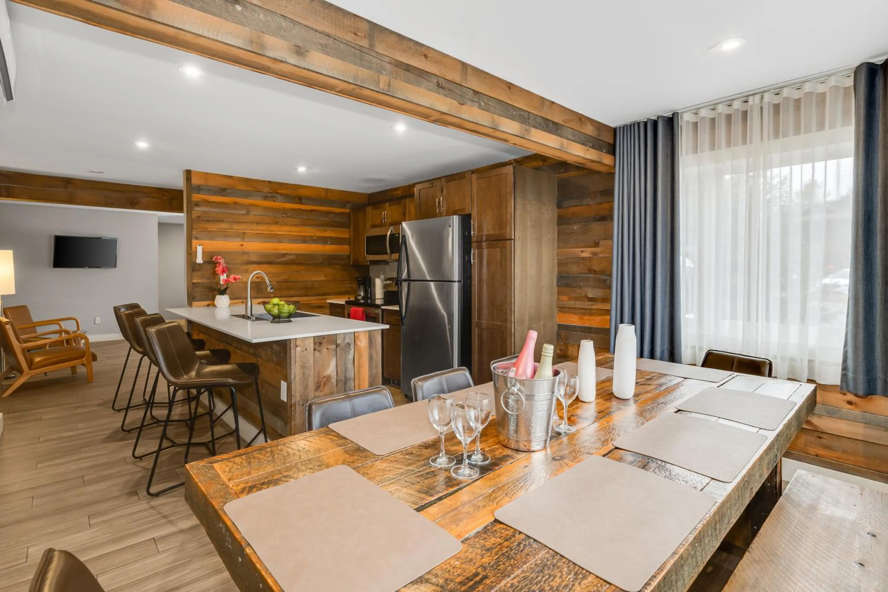 Dining area in Lake Placid Inn: Residences