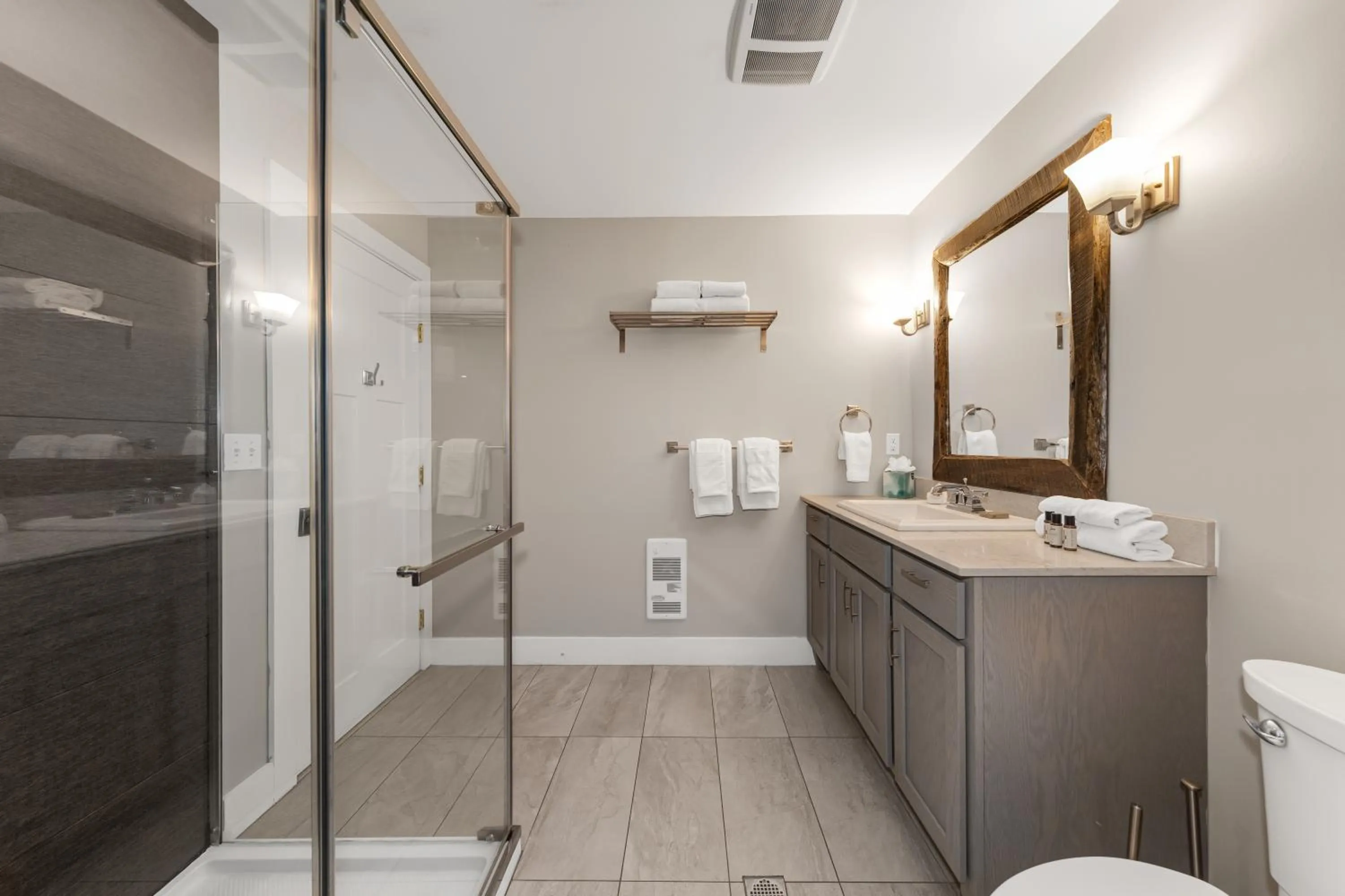 Bathroom in Lake Placid Inn: Residences