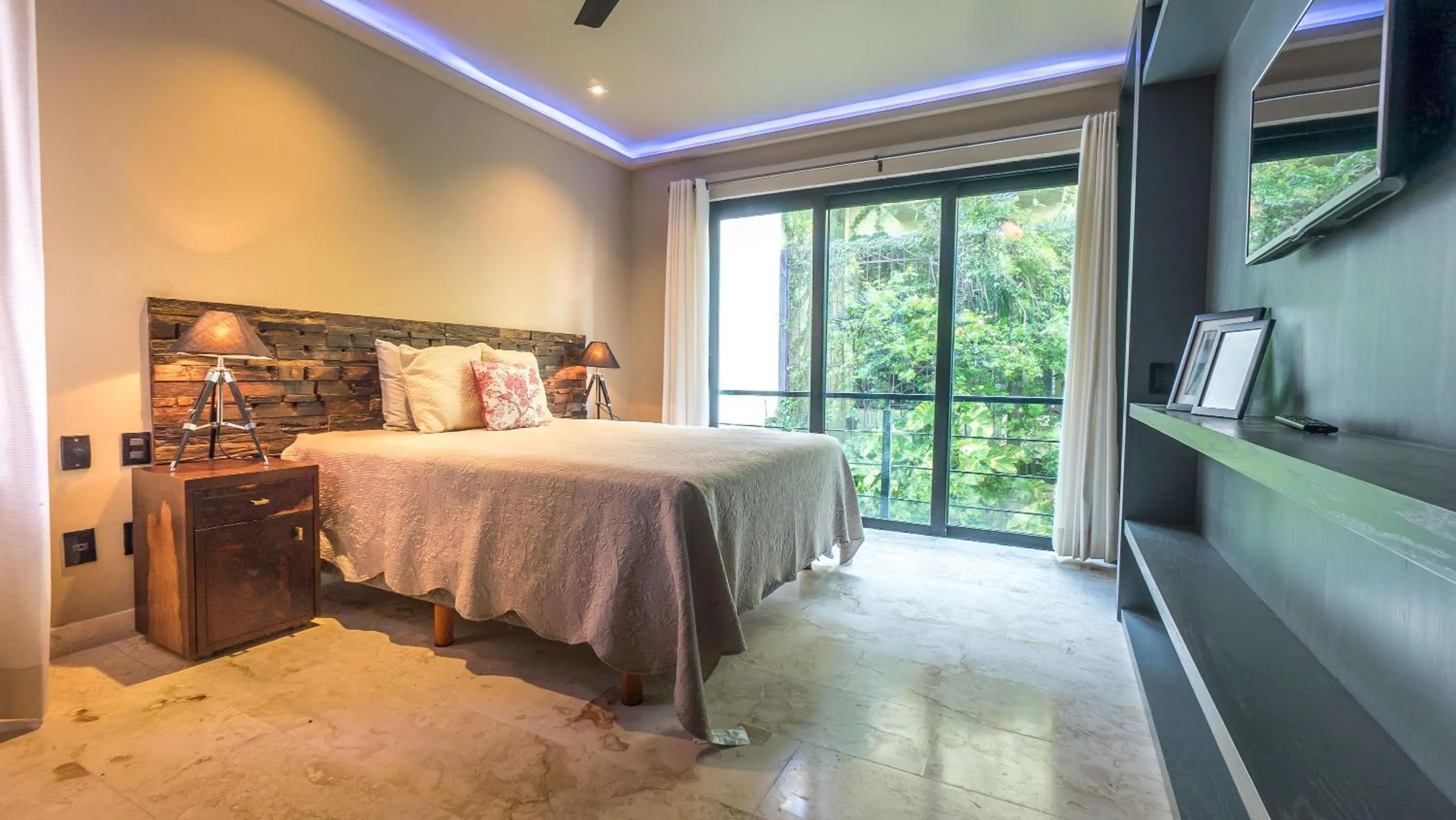 TV and multimedia in Lotus Midtown Apartments by BVR