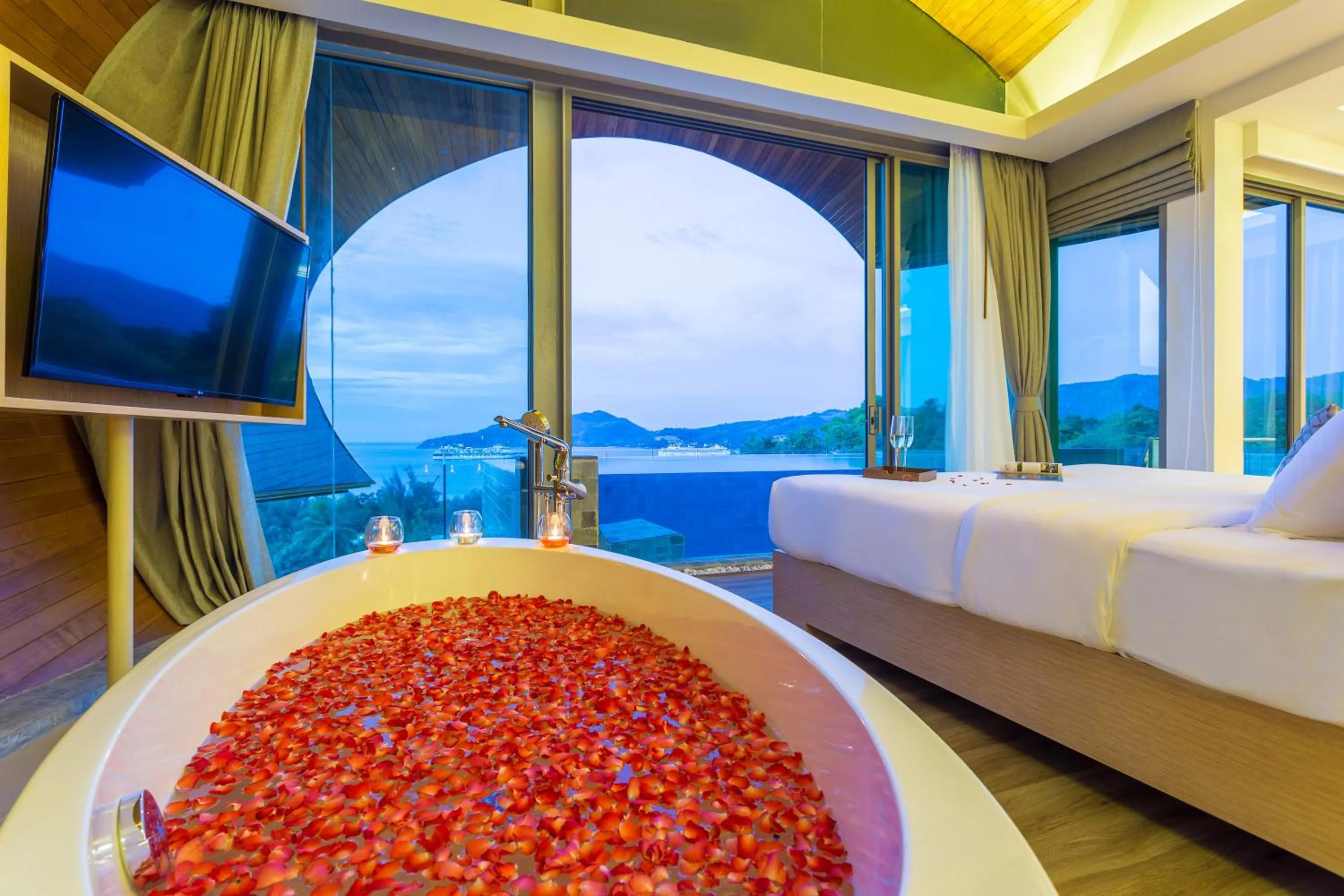 Sea view, Bed in Crest Resort & Pool Villas - SHA Extra Plus