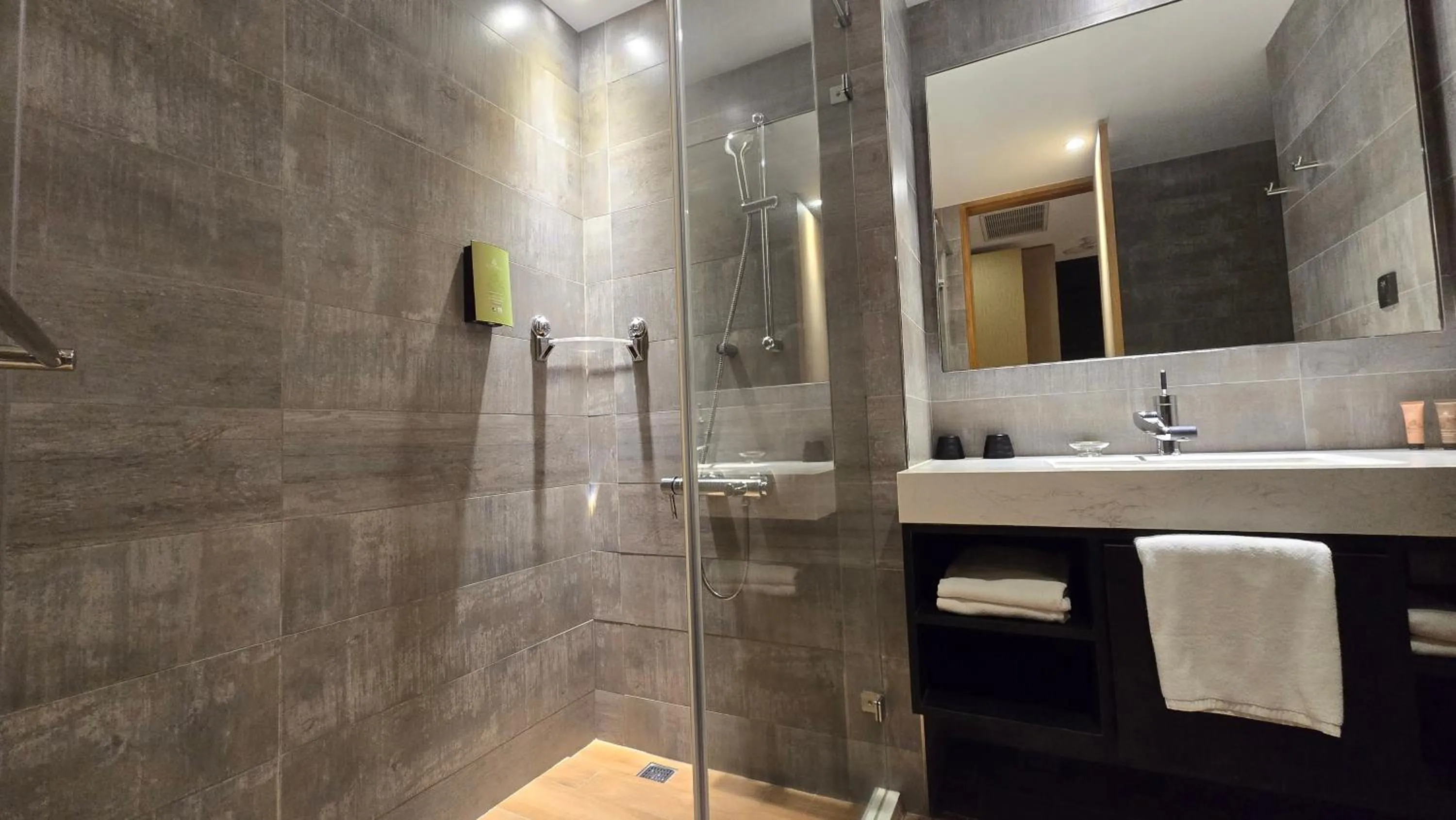 Bathroom in Hotel R14