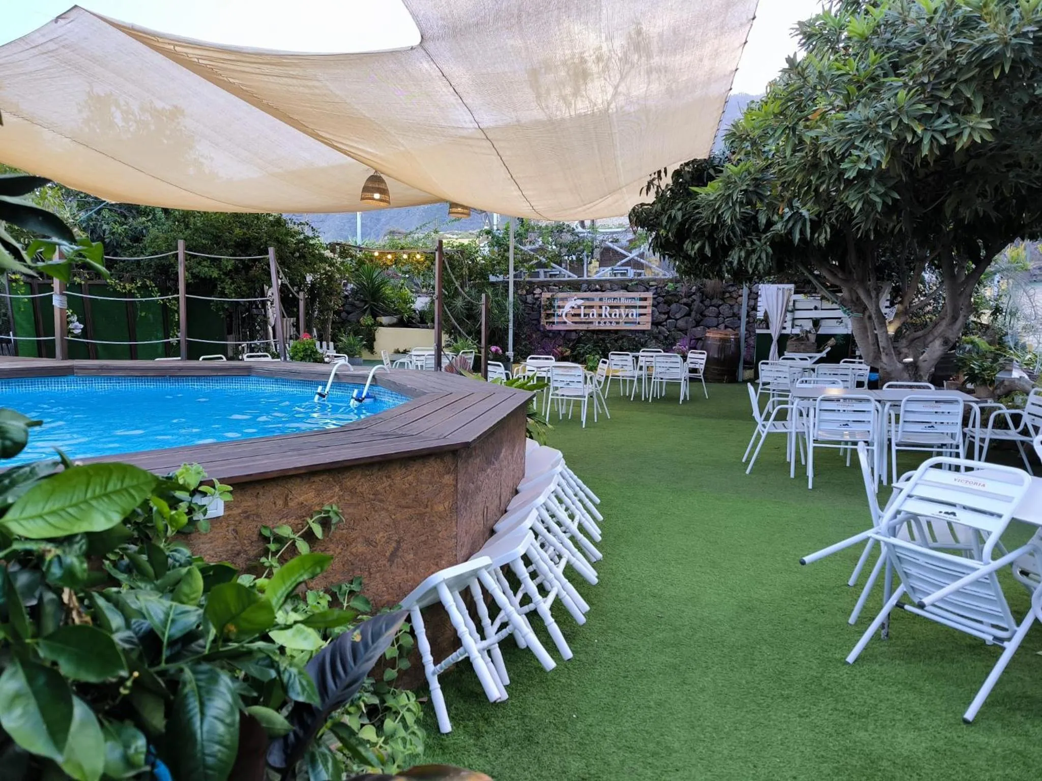 Swimming pool in Hotel Rural La Raya 1866