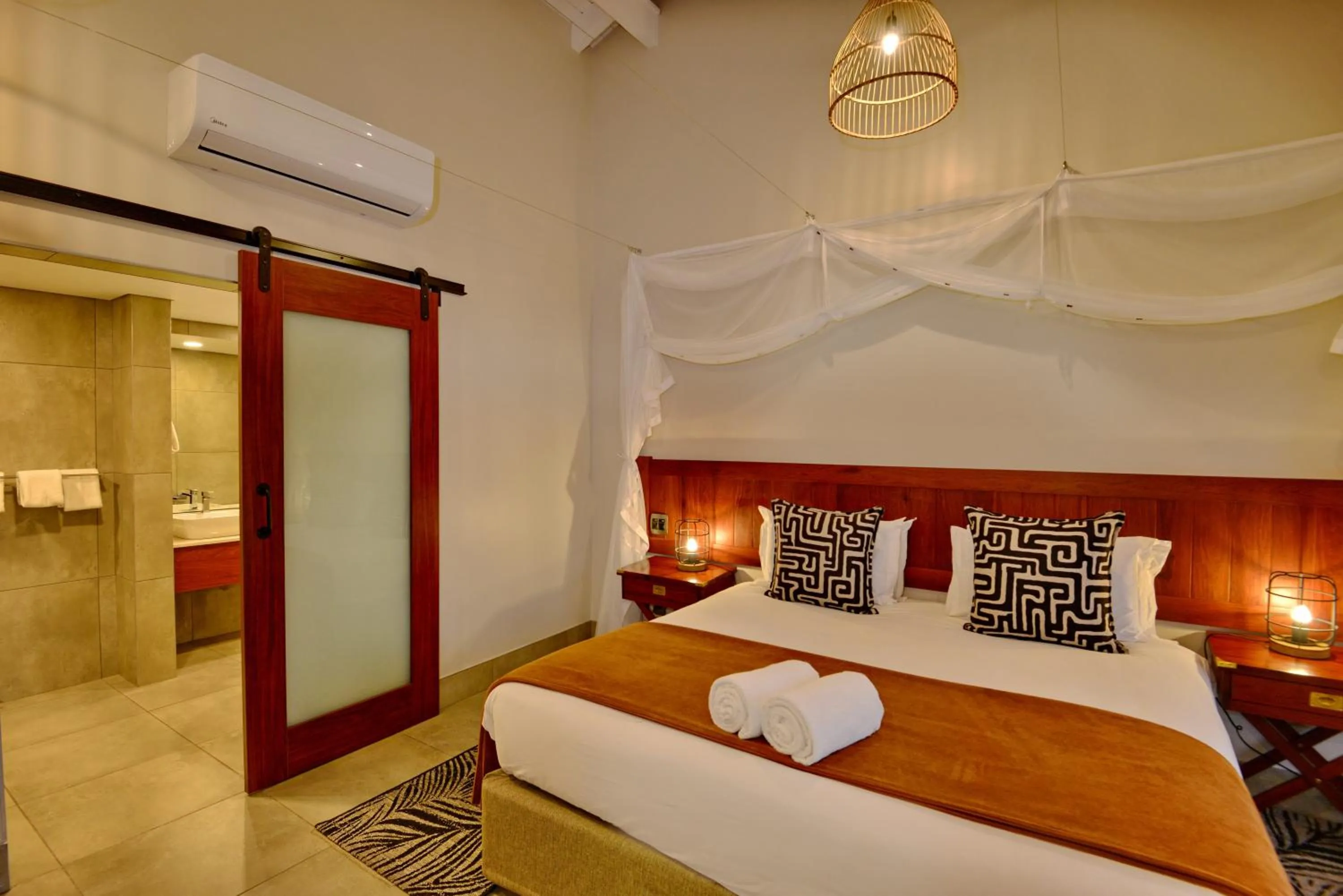 Bedroom, Bed in Hwange Safari Lodge