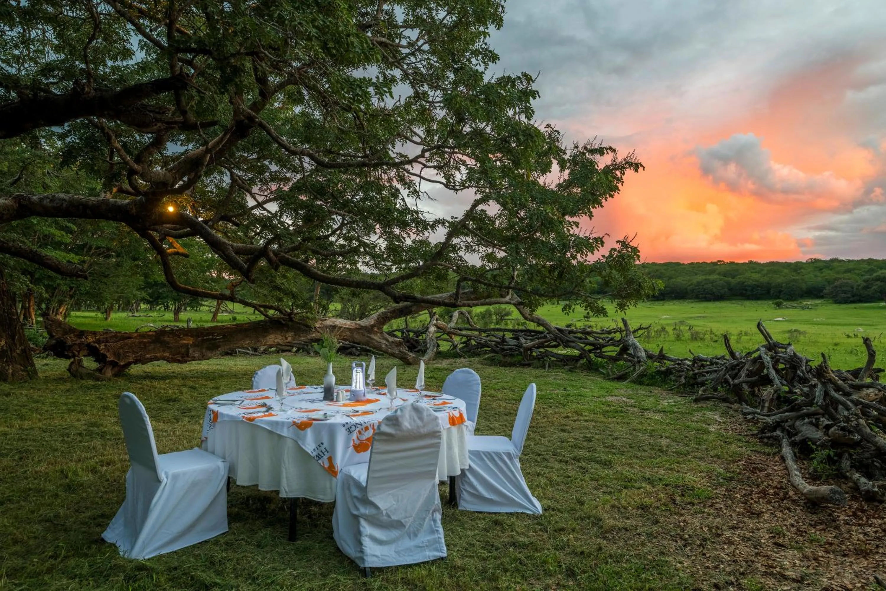 Restaurant/places to eat in Hwange Safari Lodge